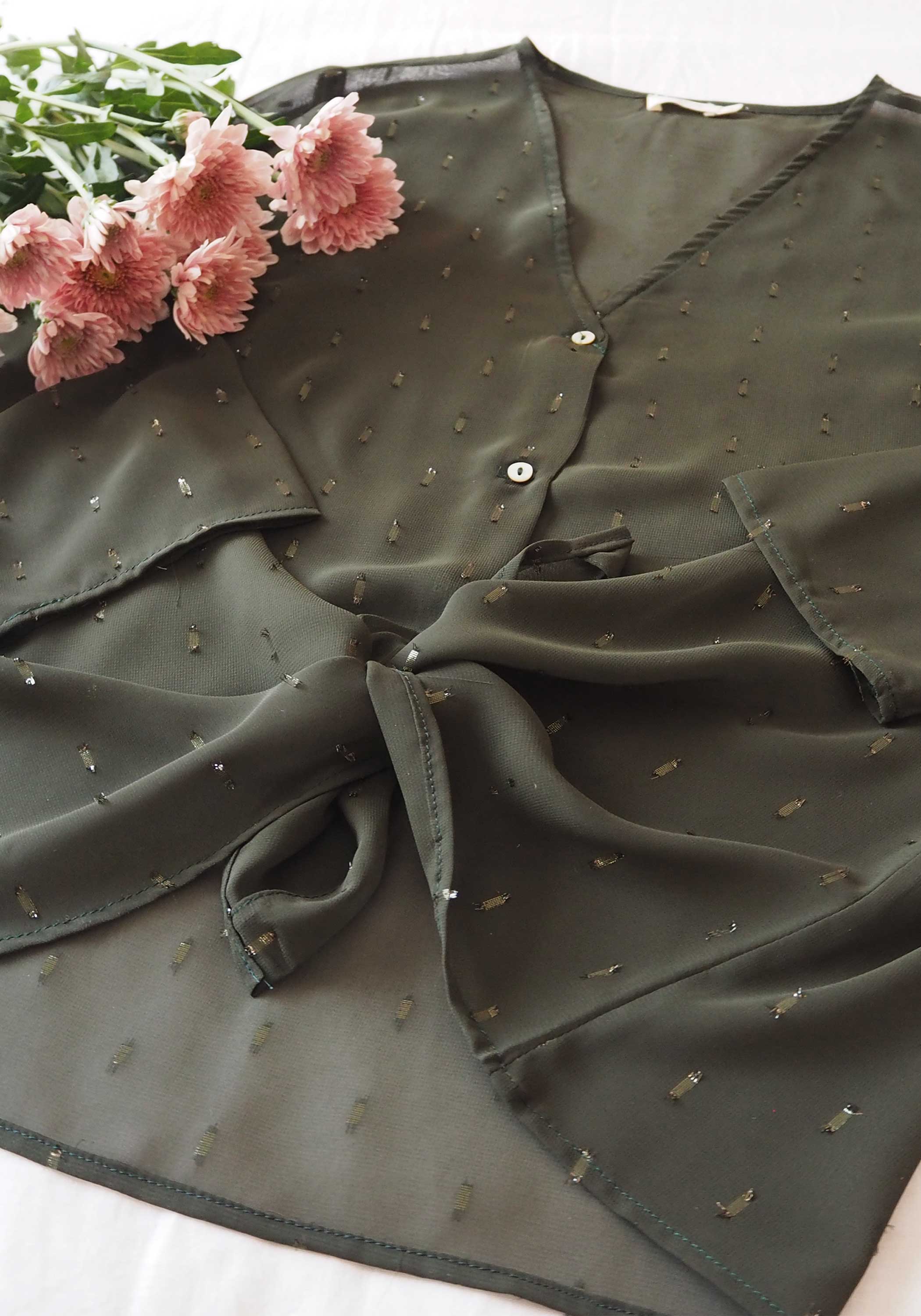 Blusa London gasa verde motas doradas