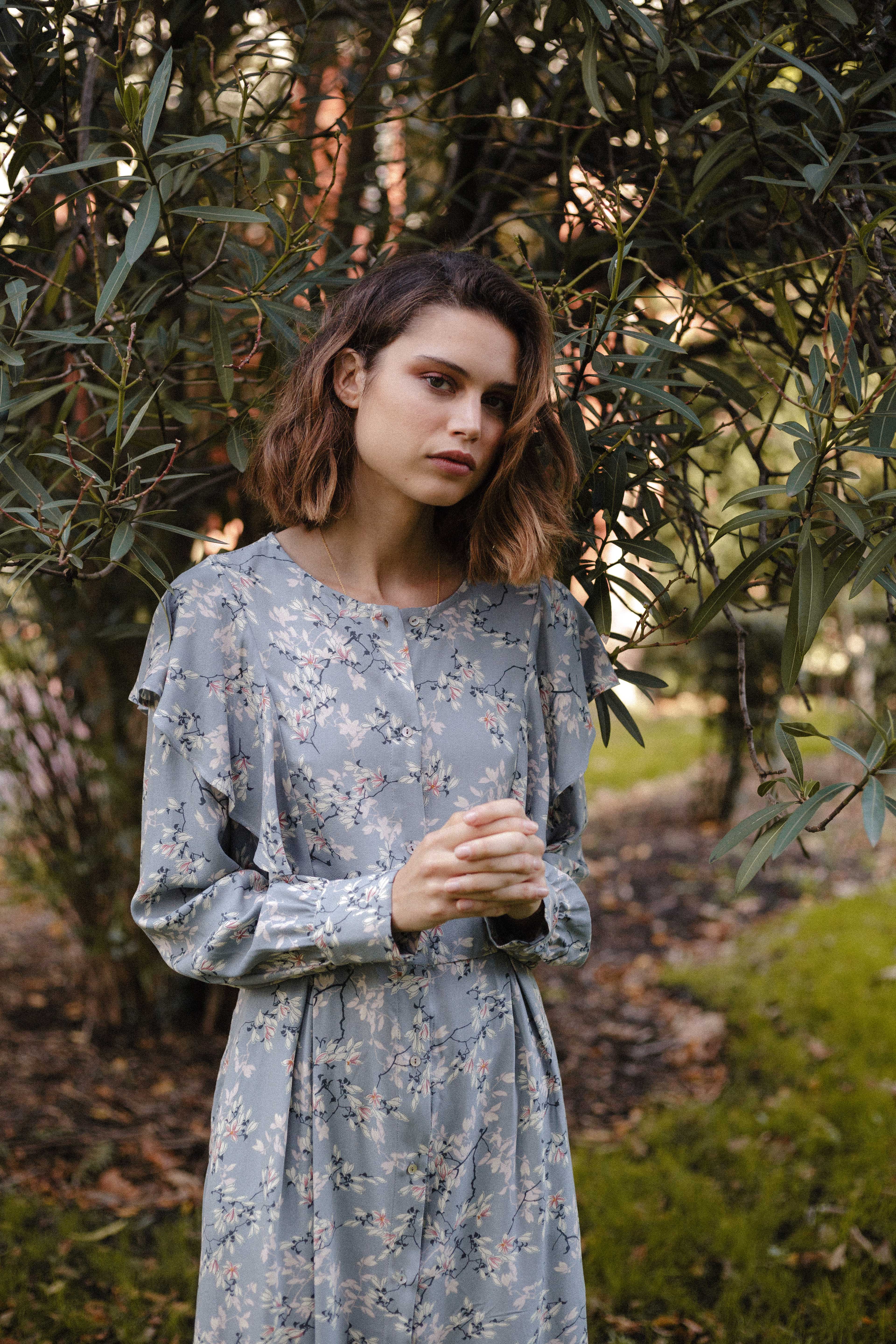 Vestido estampado floral gris volantes bolsillos