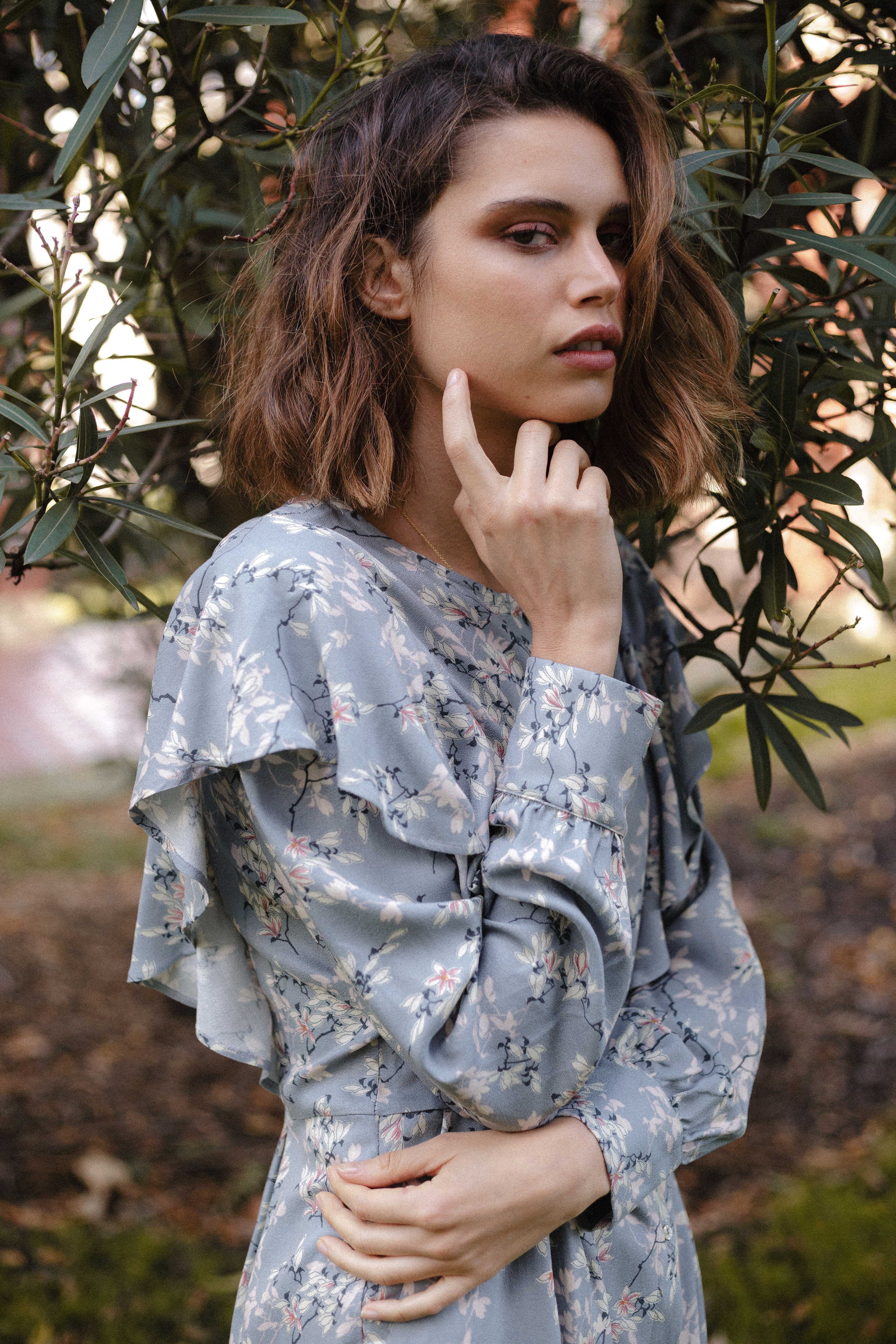 Vestido estampado floral gris volantes bolsillos