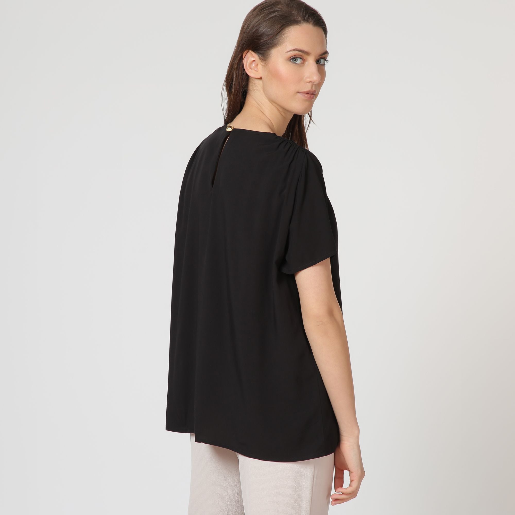 Chemisier boutonné noir à manches courtes