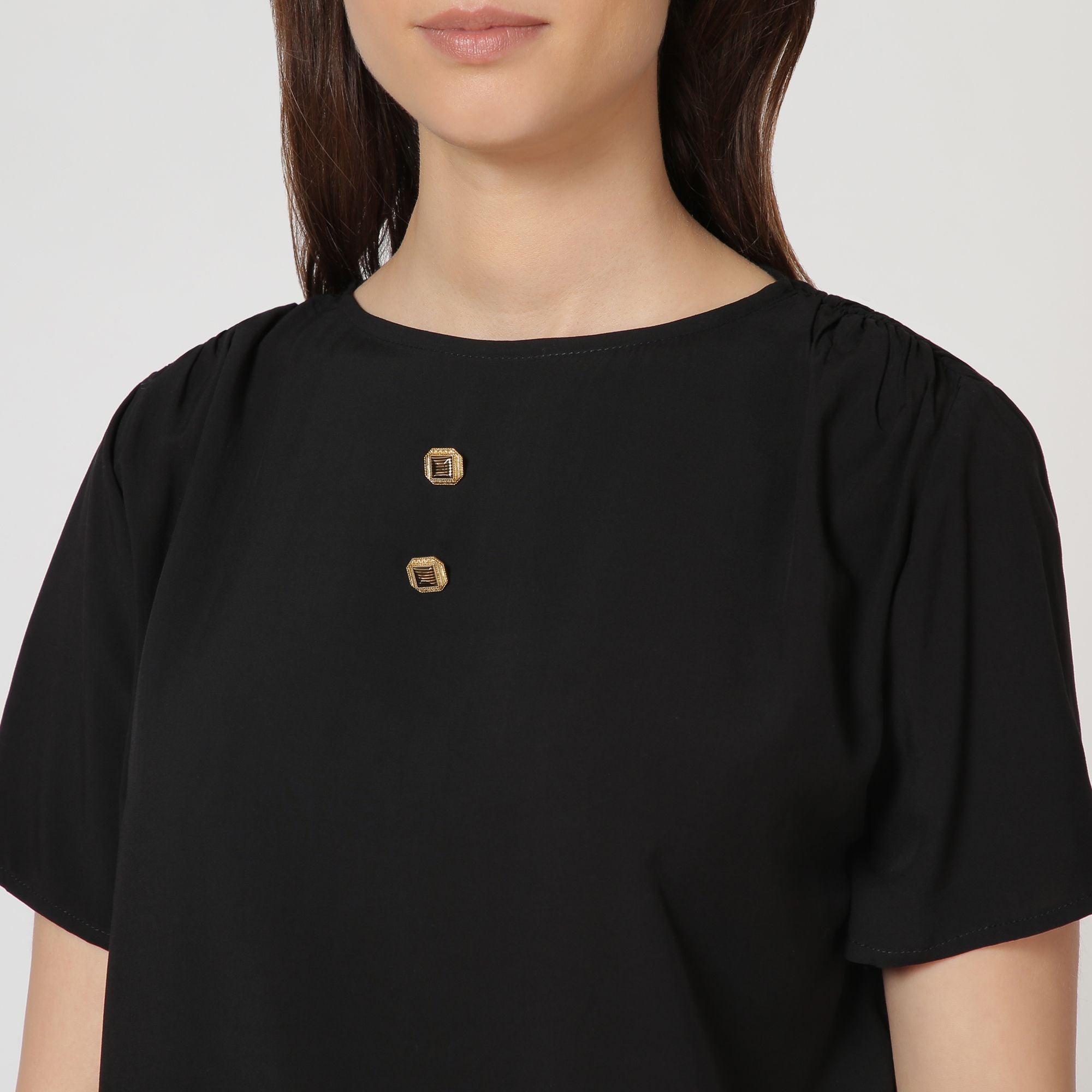 Chemisier boutonné noir à manches courtes