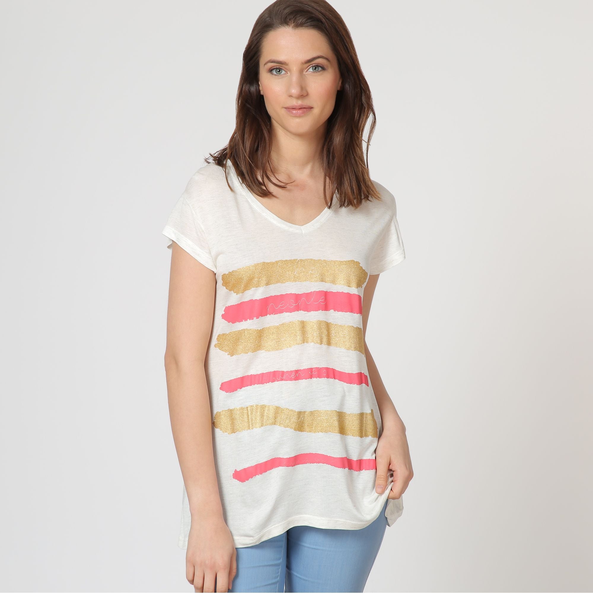 White t-shirt smile when it´s raining