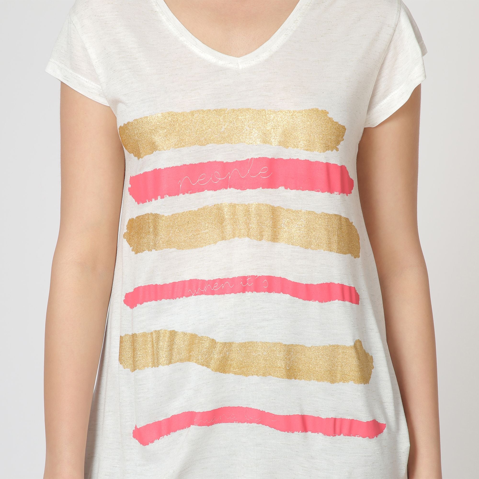 White t-shirt smile when it´s raining