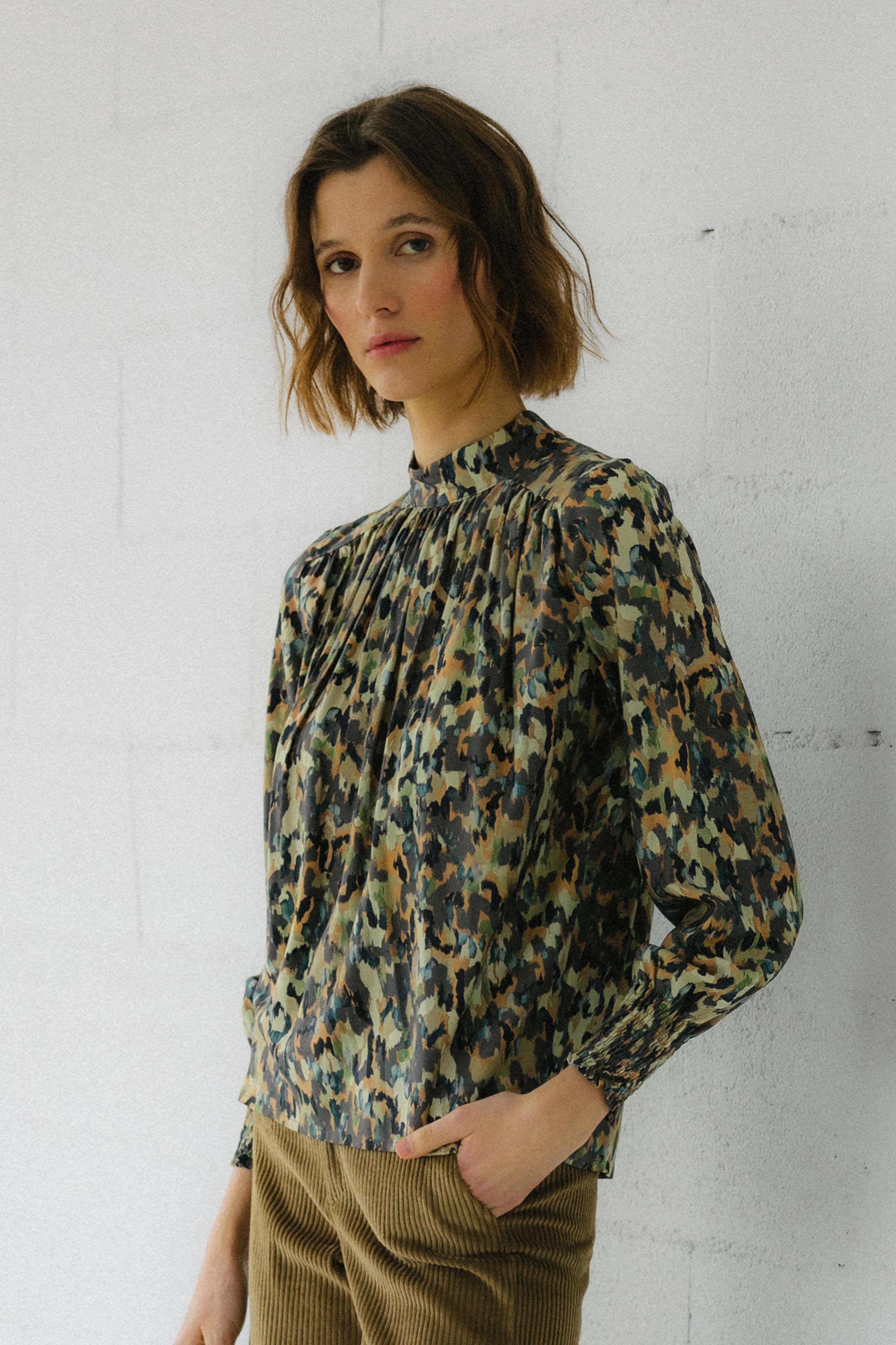 Blusa tierra print goma puño HALDEN