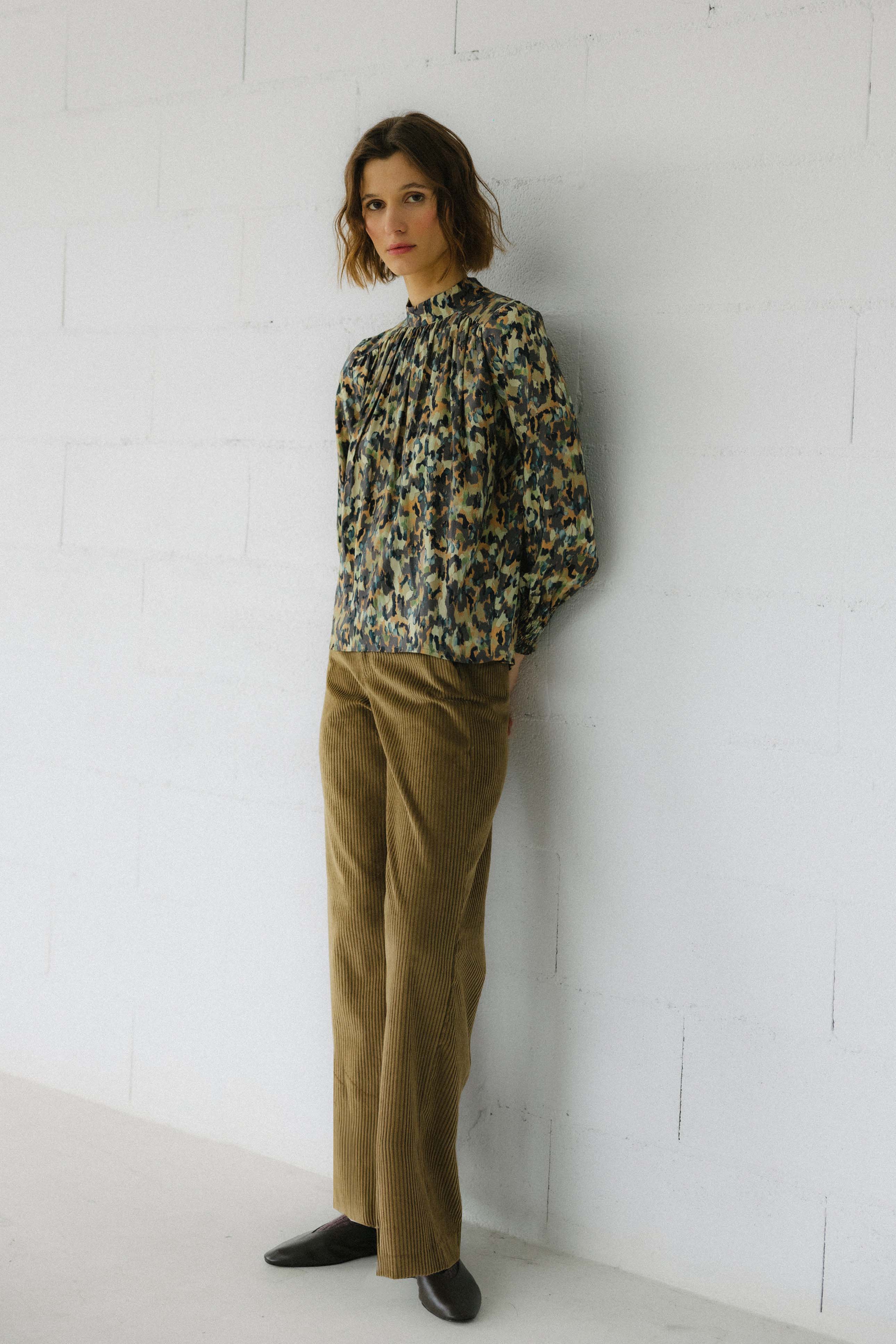 Blusa tierra print goma puño HALDEN