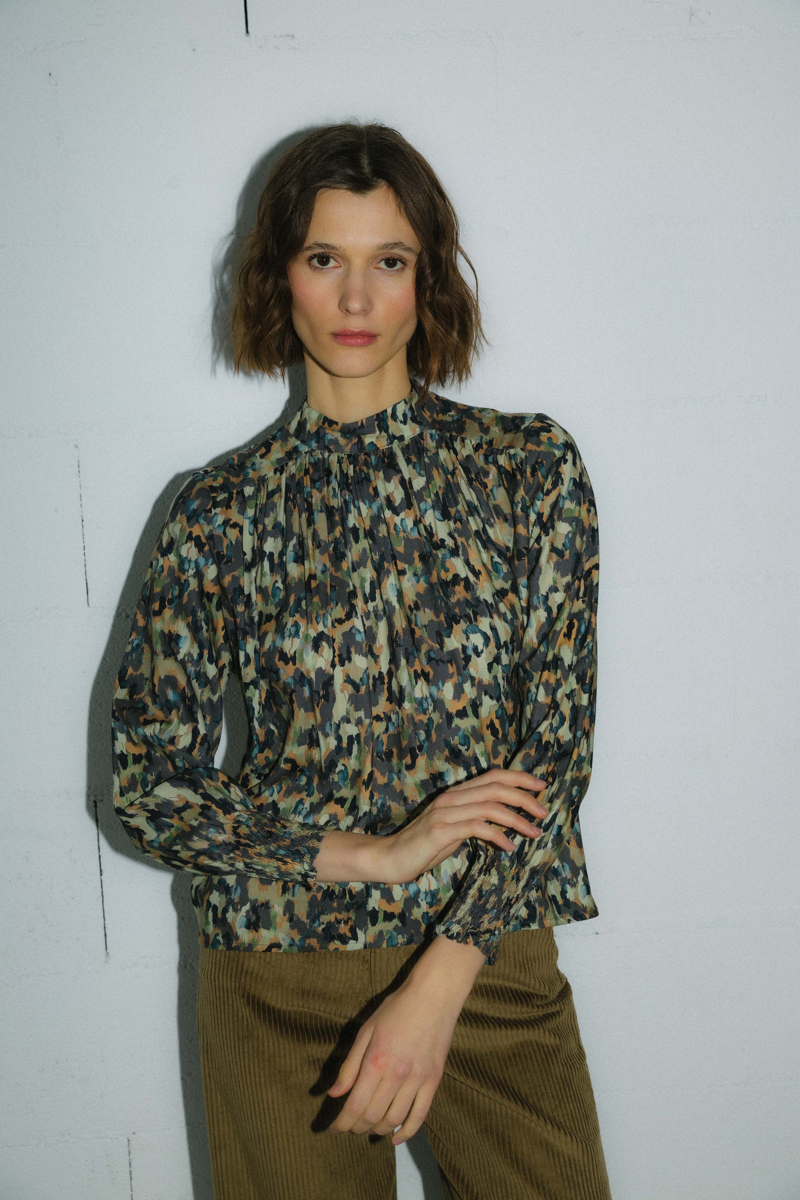 Blusa tierra print goma puño HALDEN