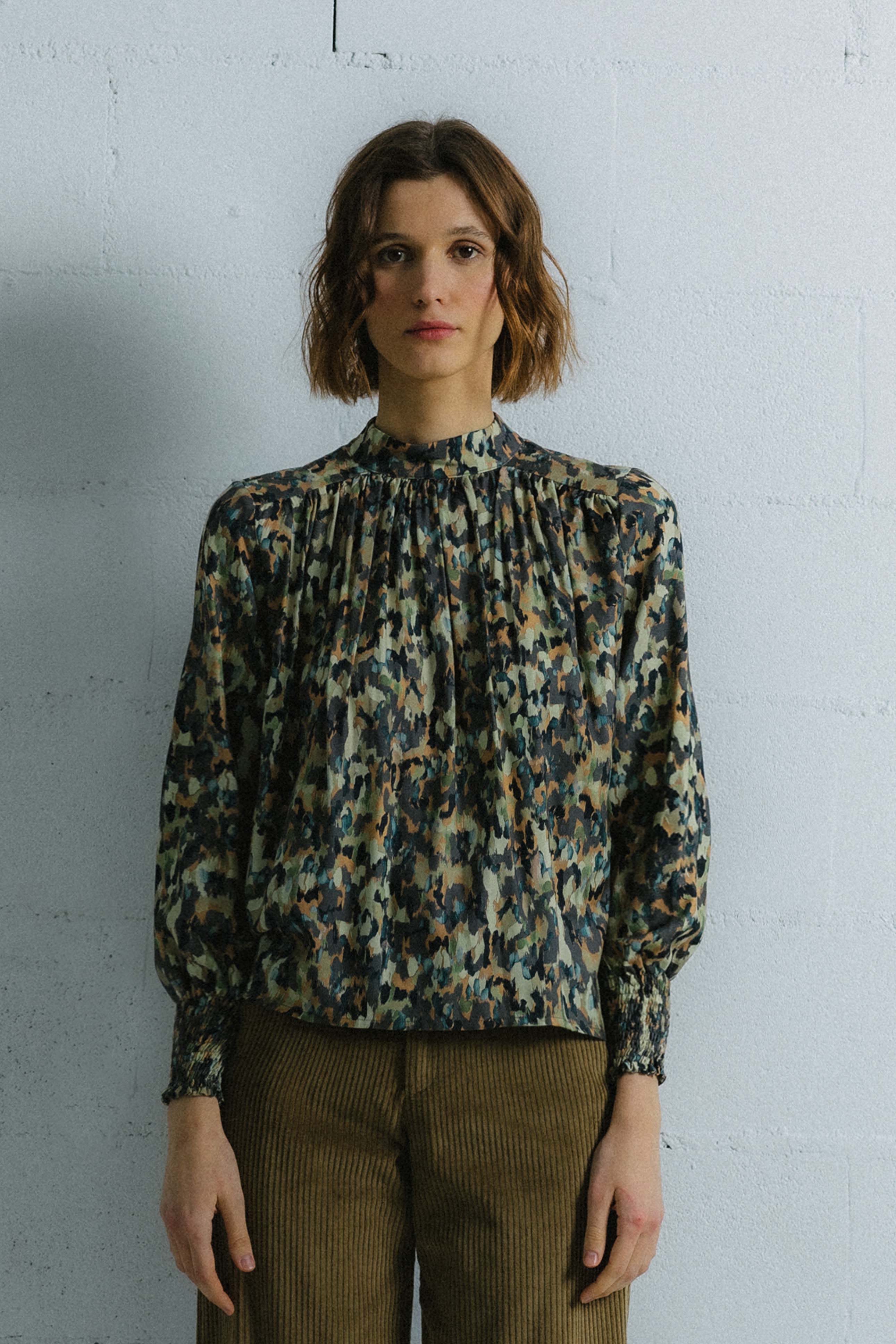 Blusa tierra print goma puño HALDEN