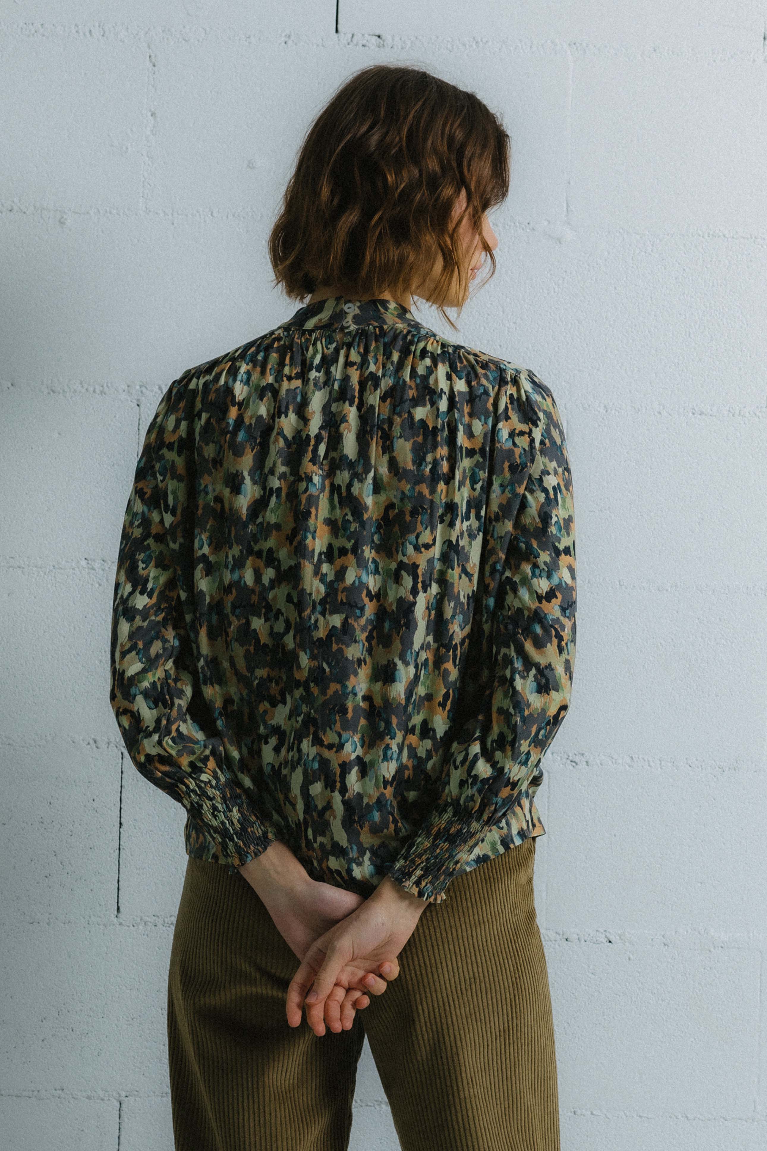Blusa tierra print goma puño HALDEN