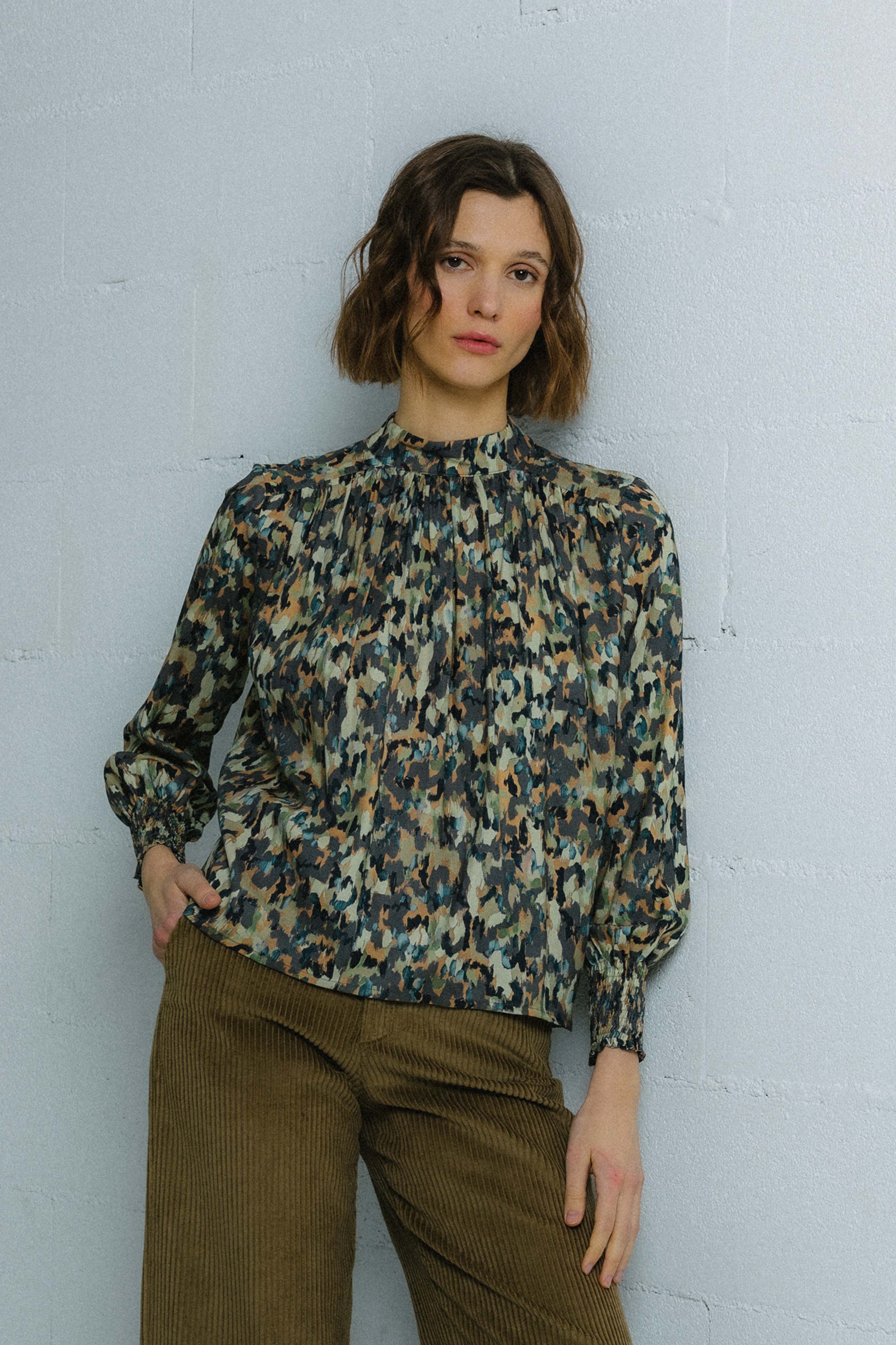 Blusa tierra print goma puño HALDEN
