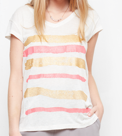 White t-shirt smile when it´s raining