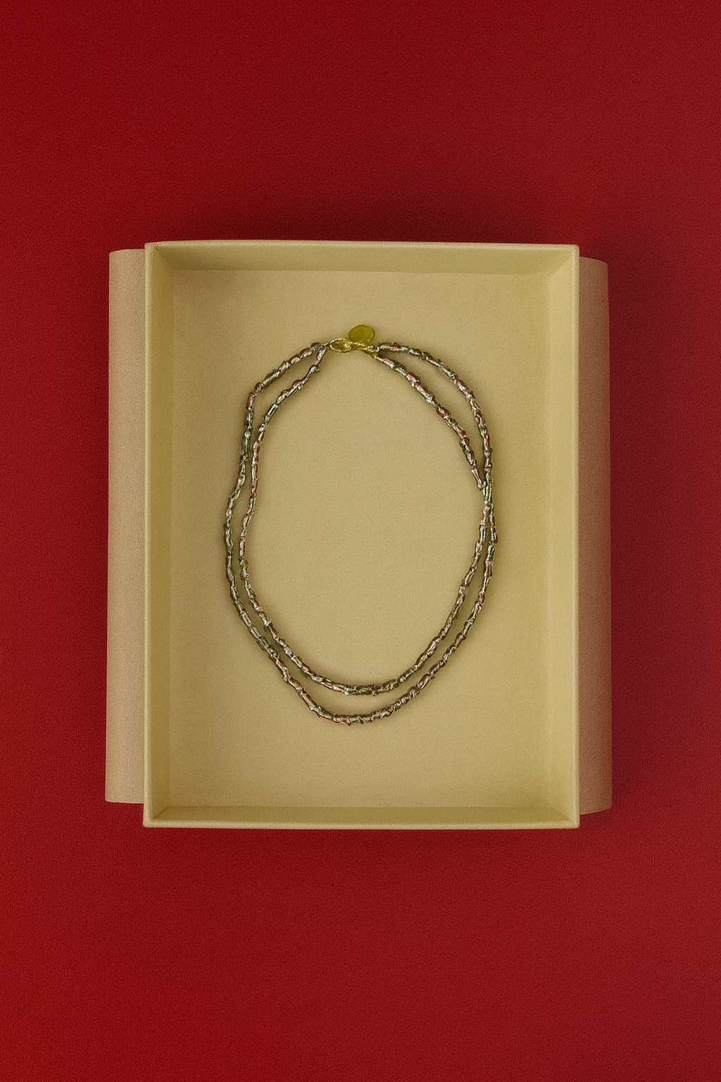 Collar YAKARTA crudo, rojo y verde.