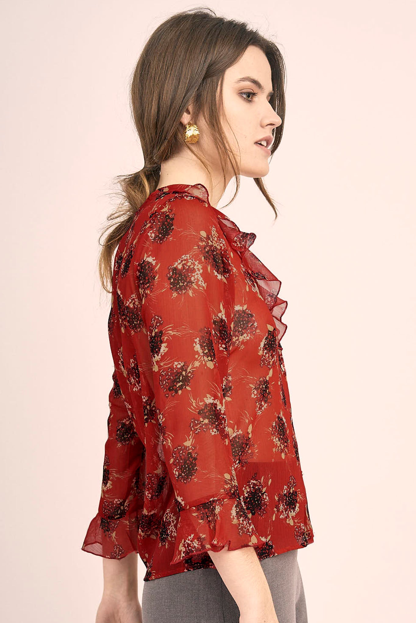 Blusa roja estampado floral negro