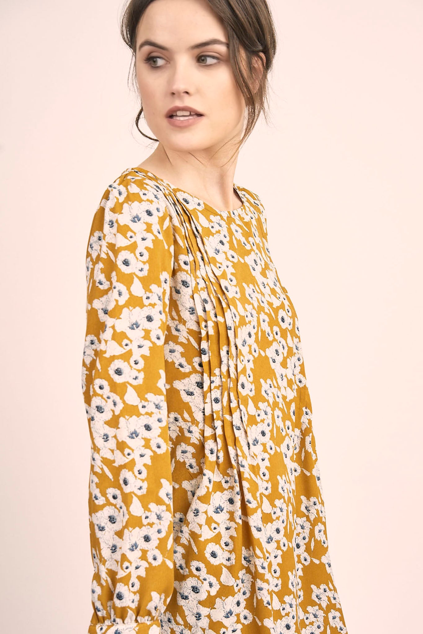 Vestido jaretas flor mostaza