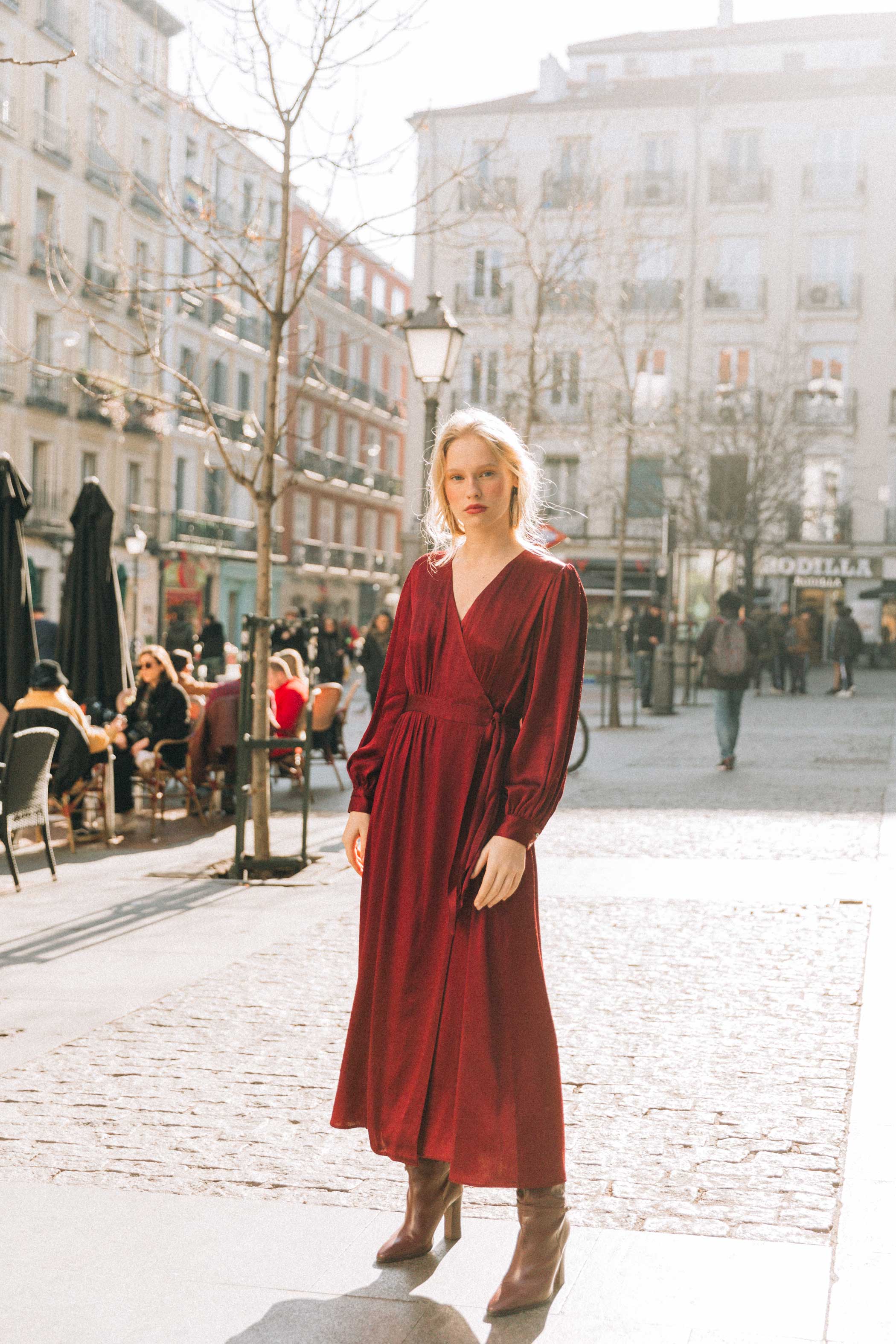 Vestido cruzado satén burdeos