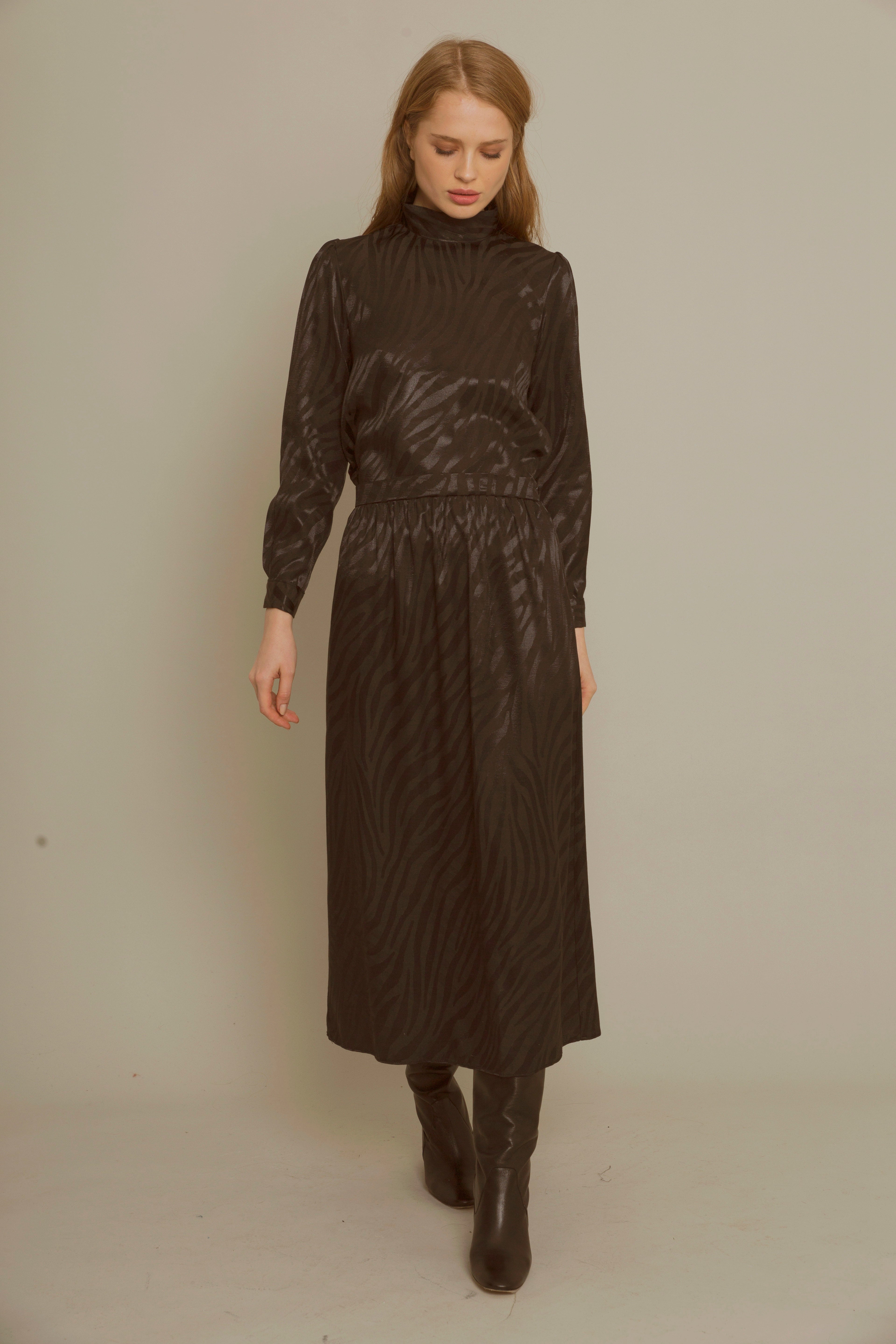 Blusa cuello alto lustre negra