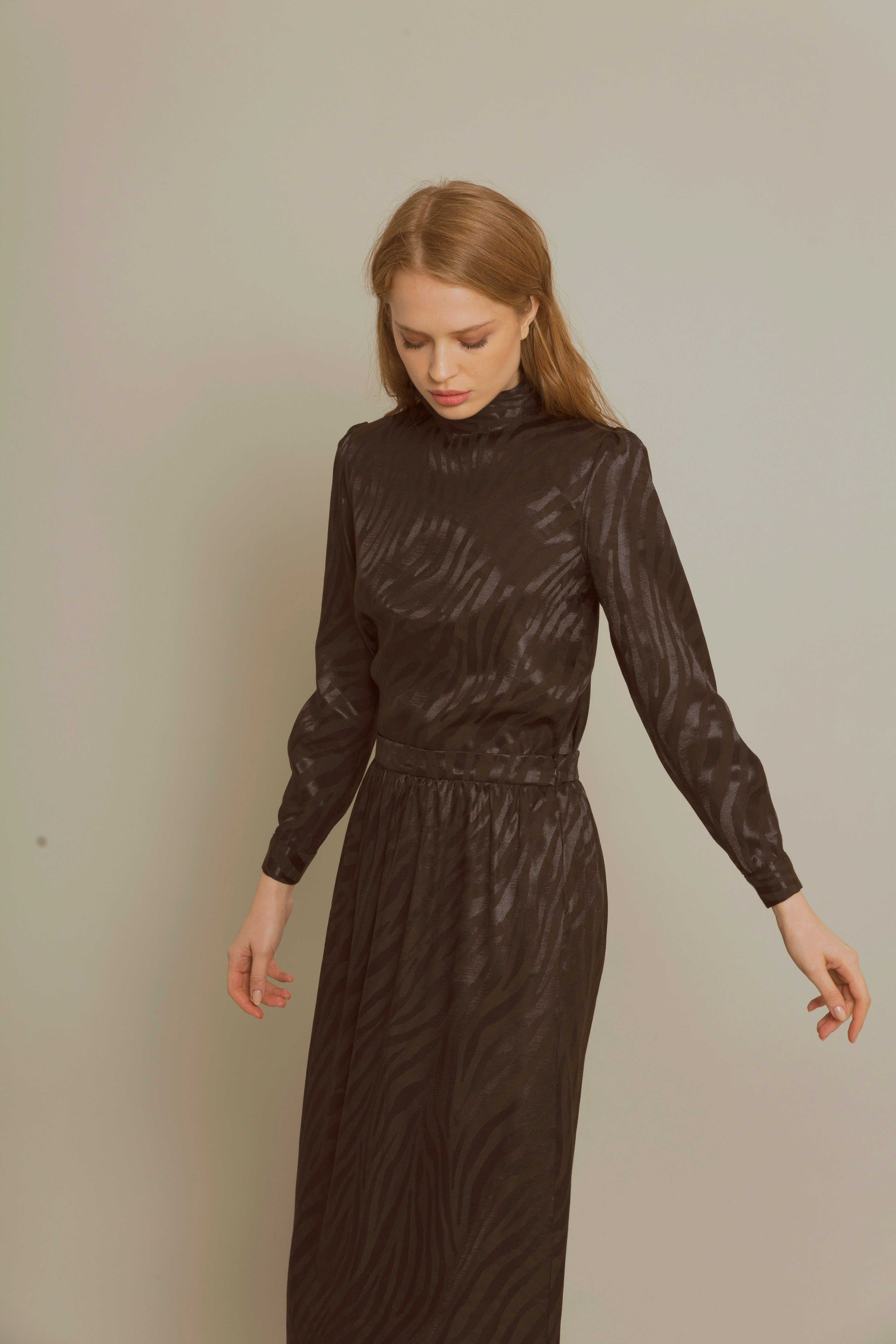 Blusa cuello alto lustre negra