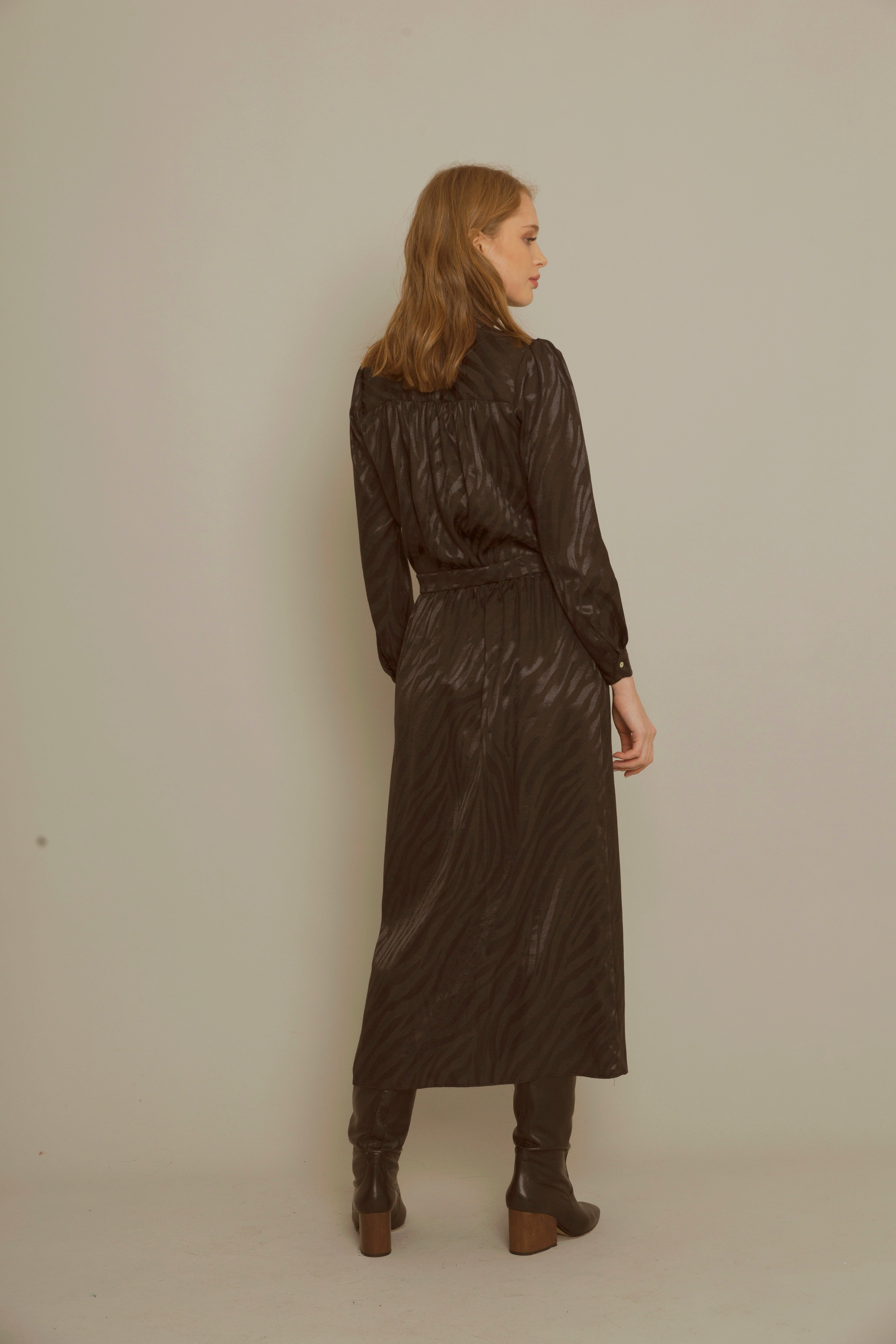 Blusa cuello alto lustre negra