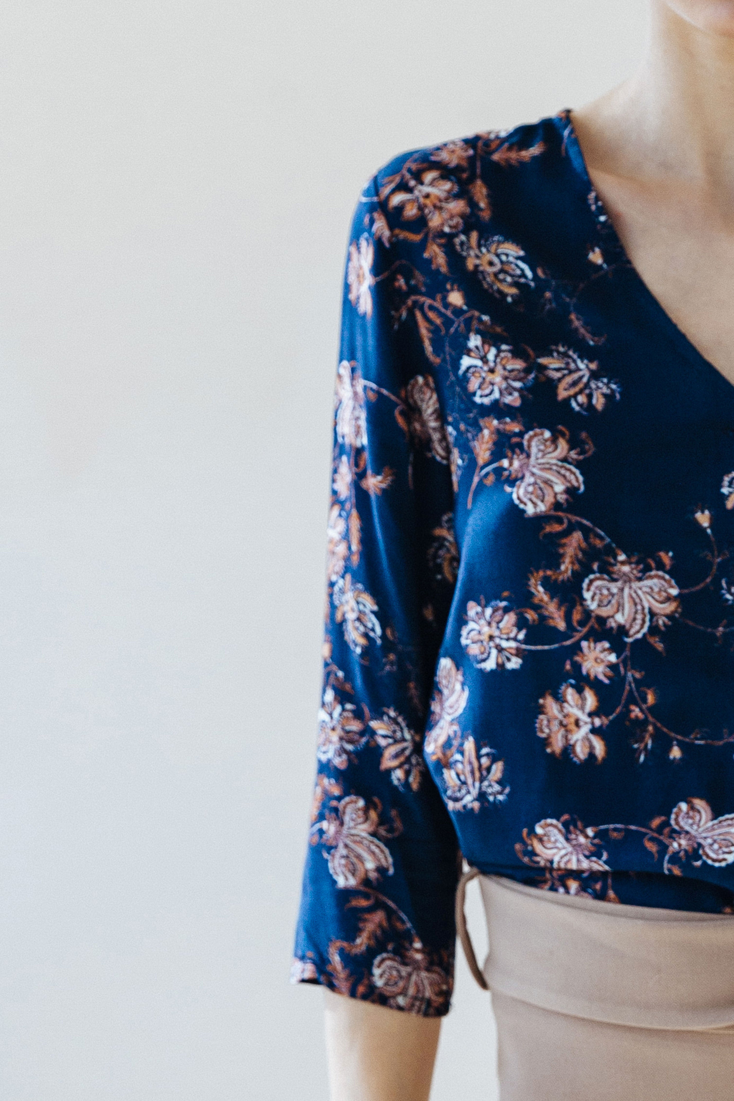 Blusa London flor rosa petroleo