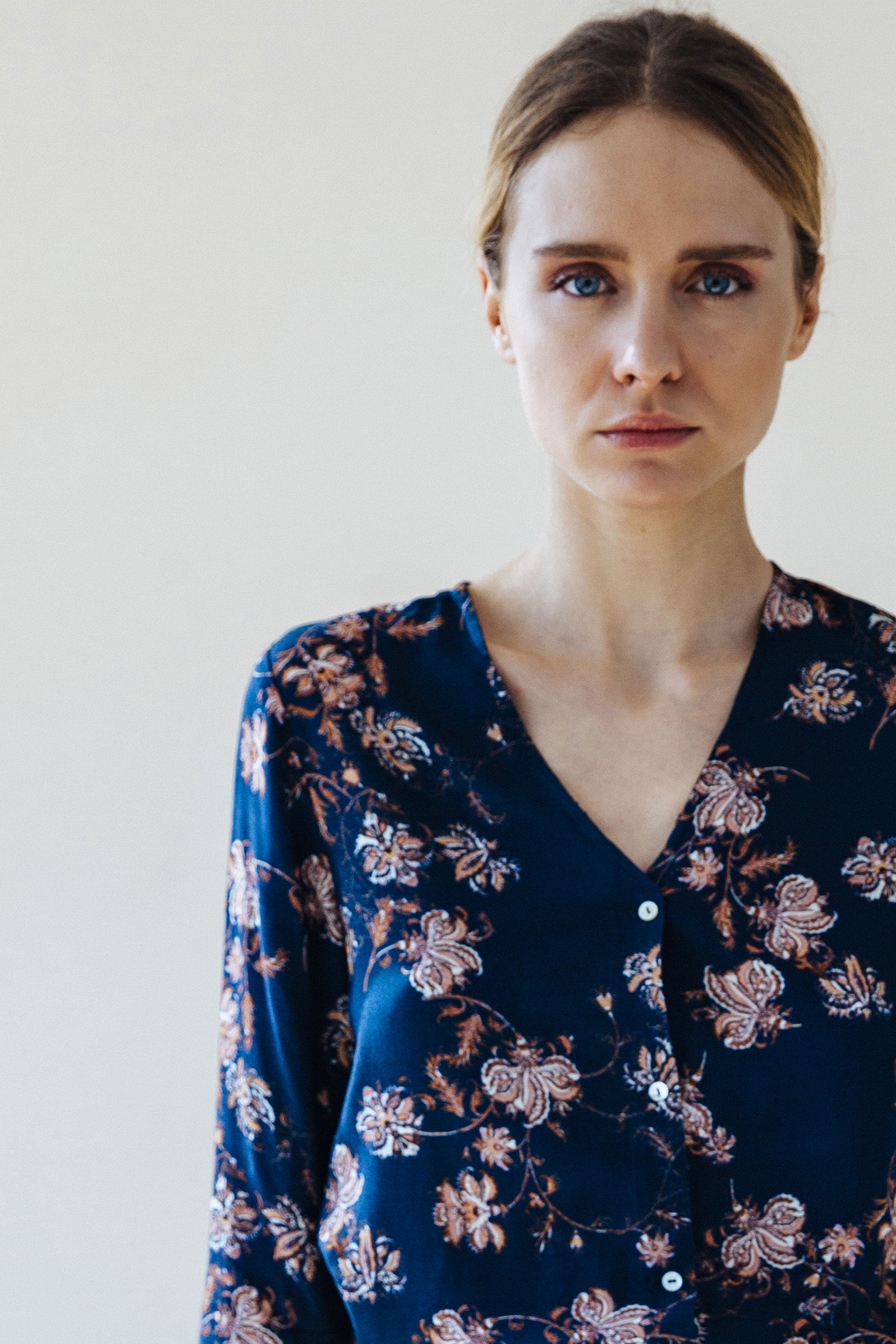 Blusa London flor rosa petroleo