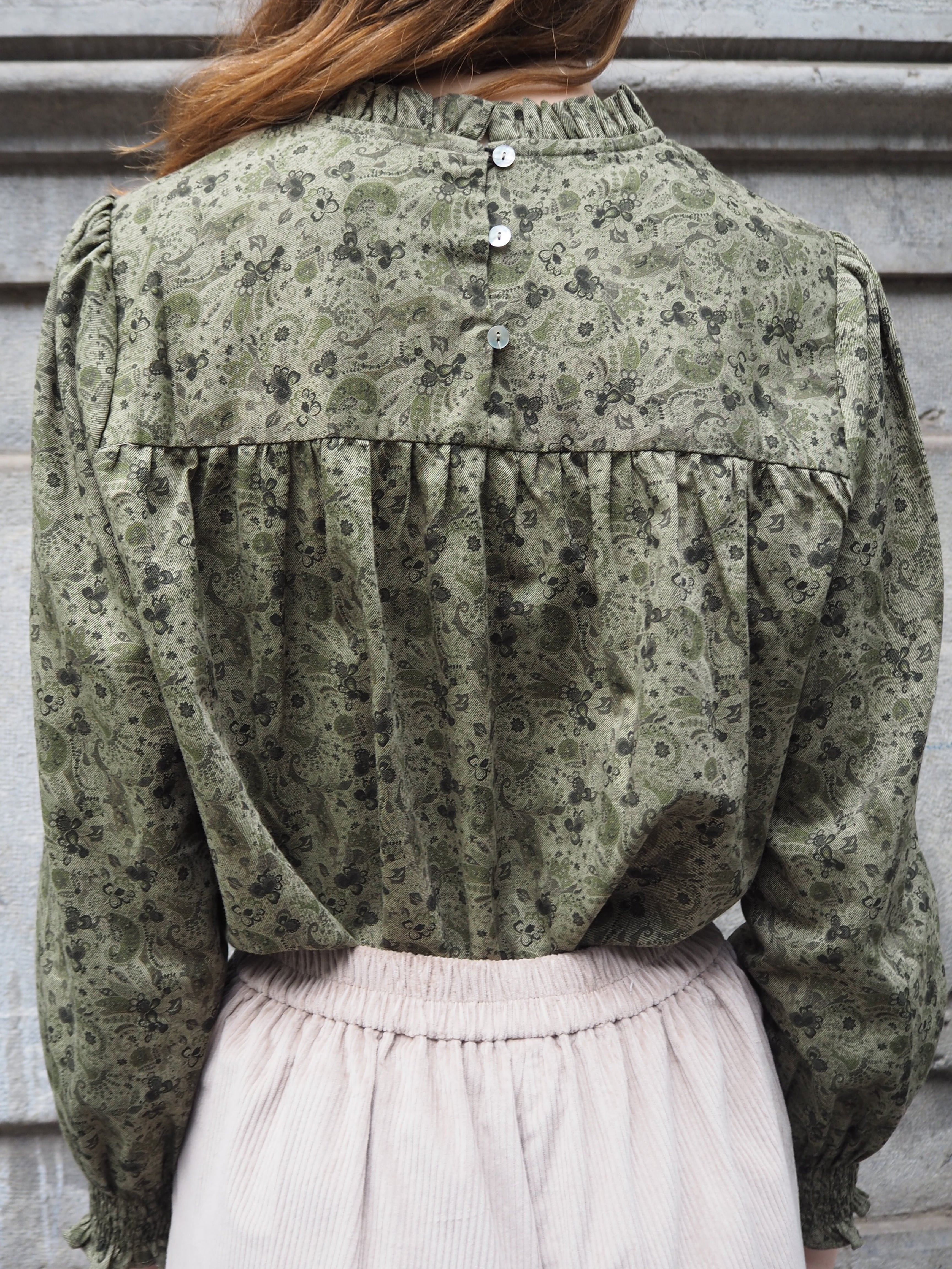 Blusa PORI cuello volantes mini flor verde