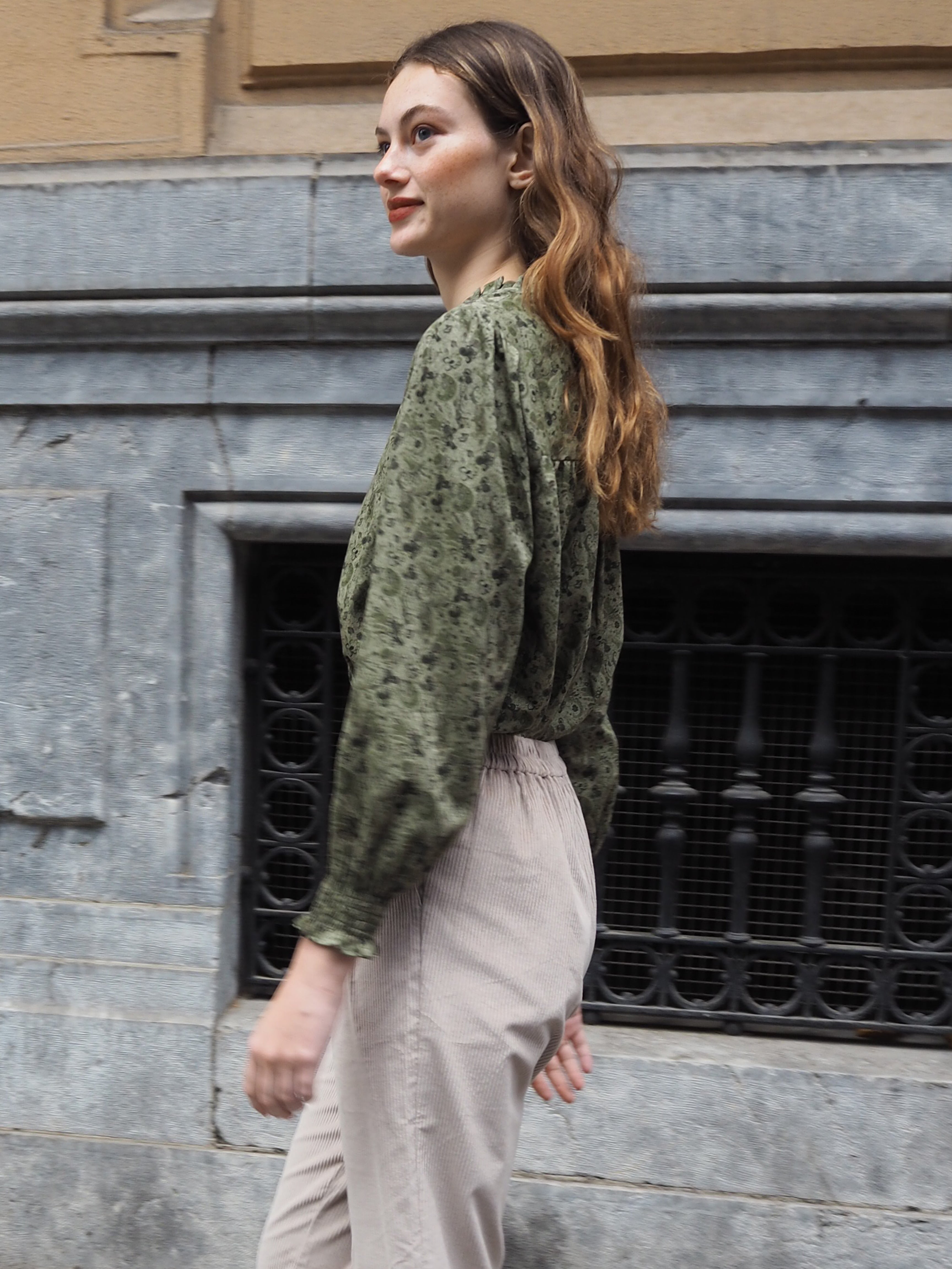 Blusa PORI cuello volantes mini flor verde