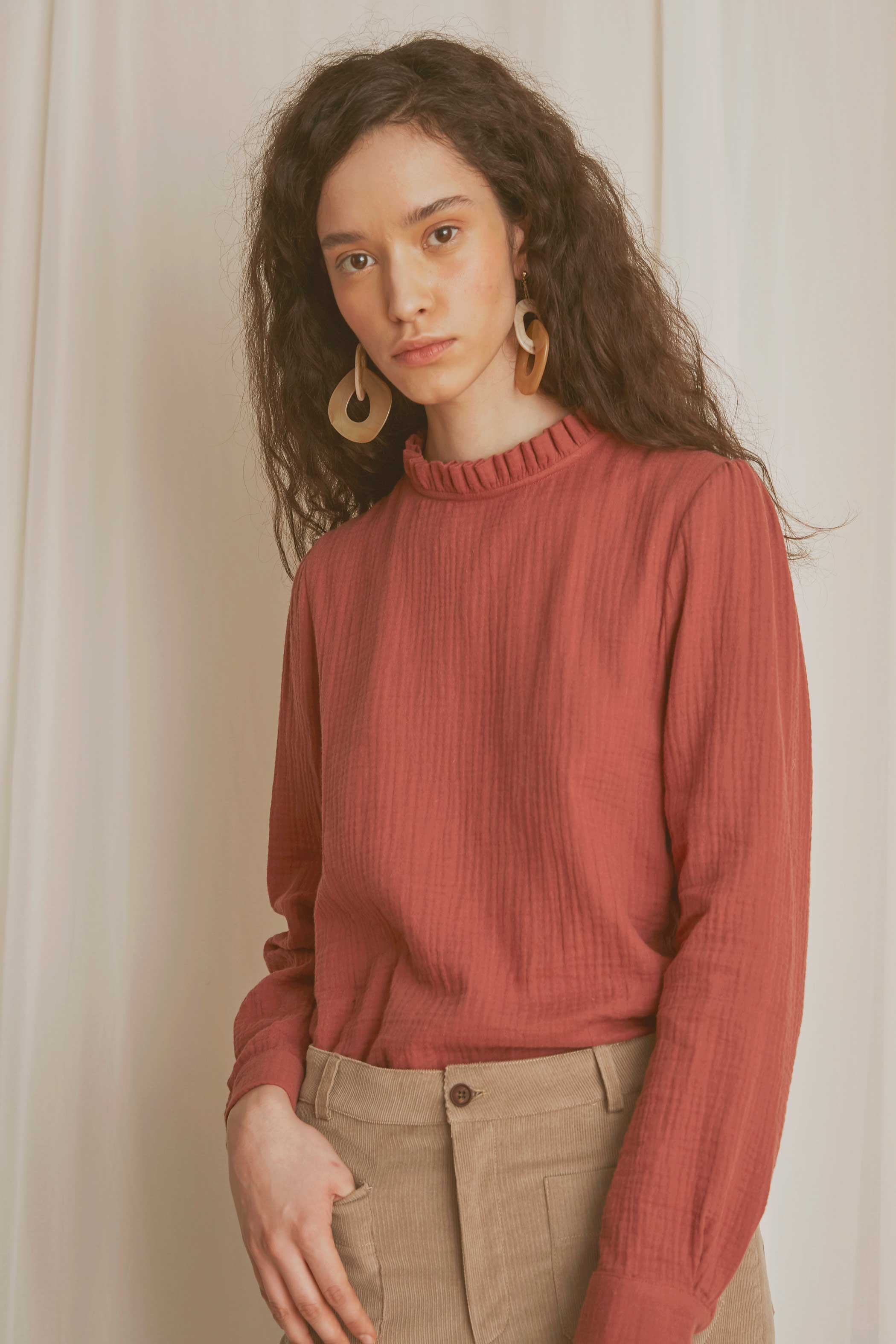 Blusa PORI cuello volante burdeos