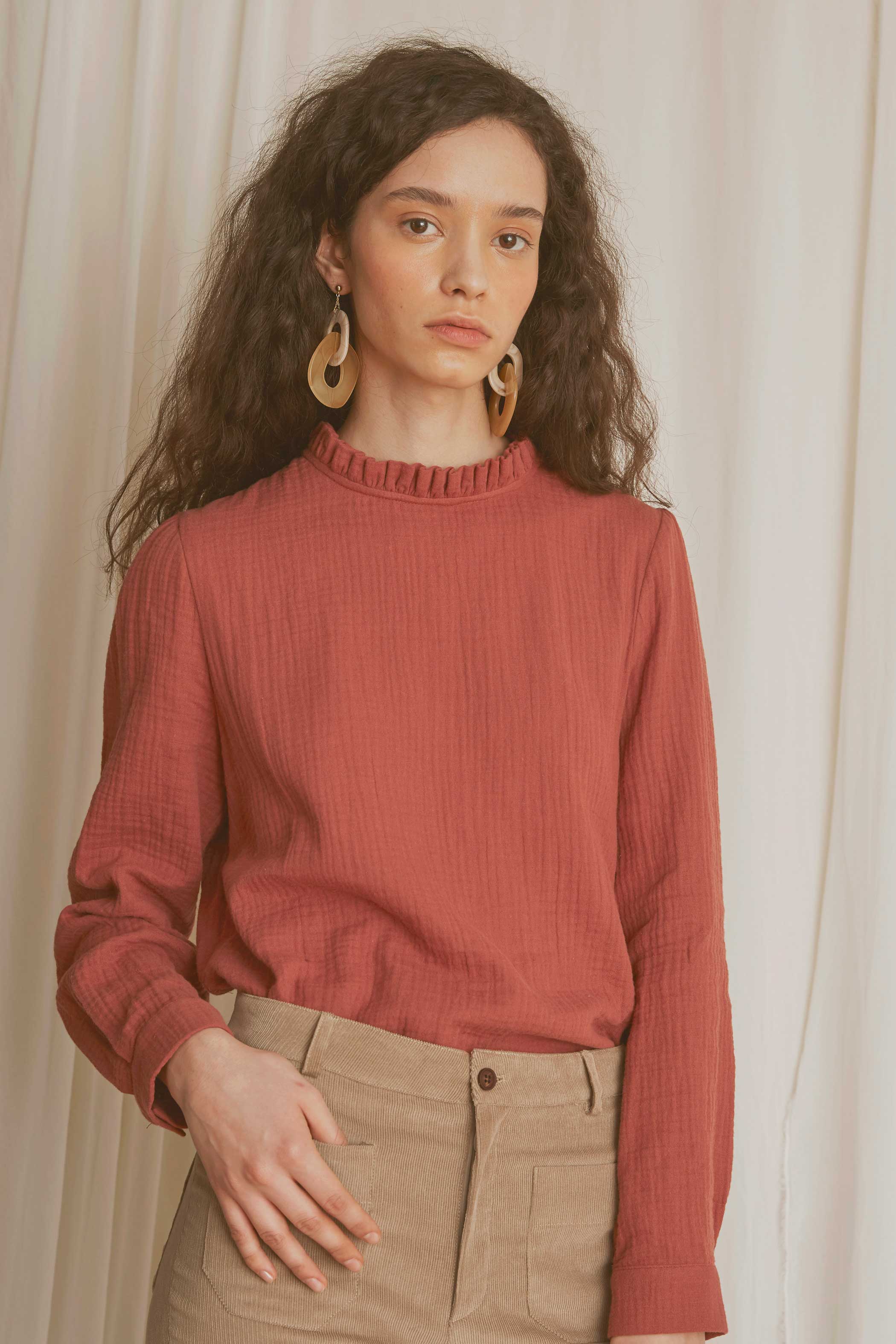 Blusa PORI cuello volante burdeos