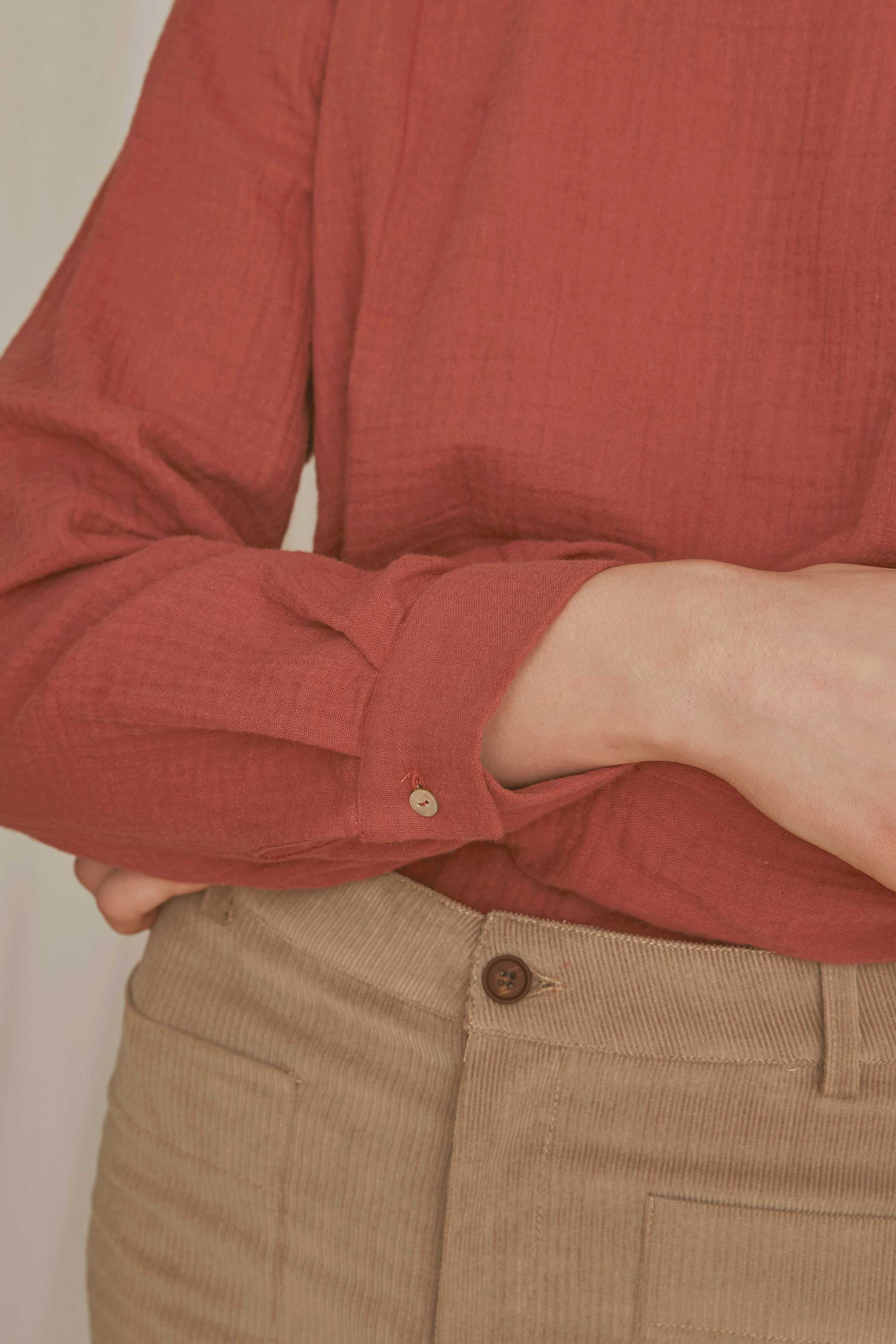 Blusa PORI cuello volante burdeos