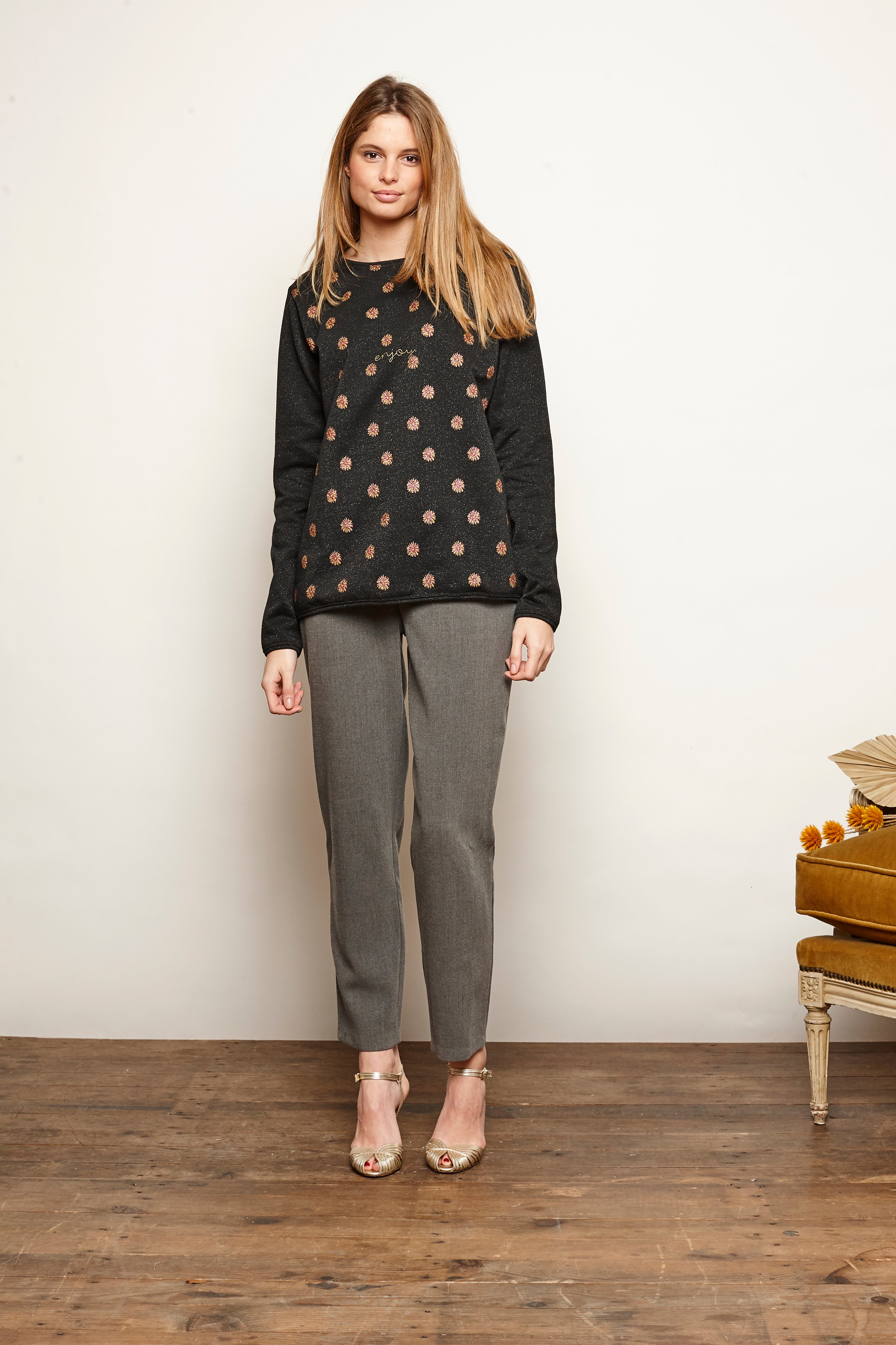 Sudadera negra MARGARITAS