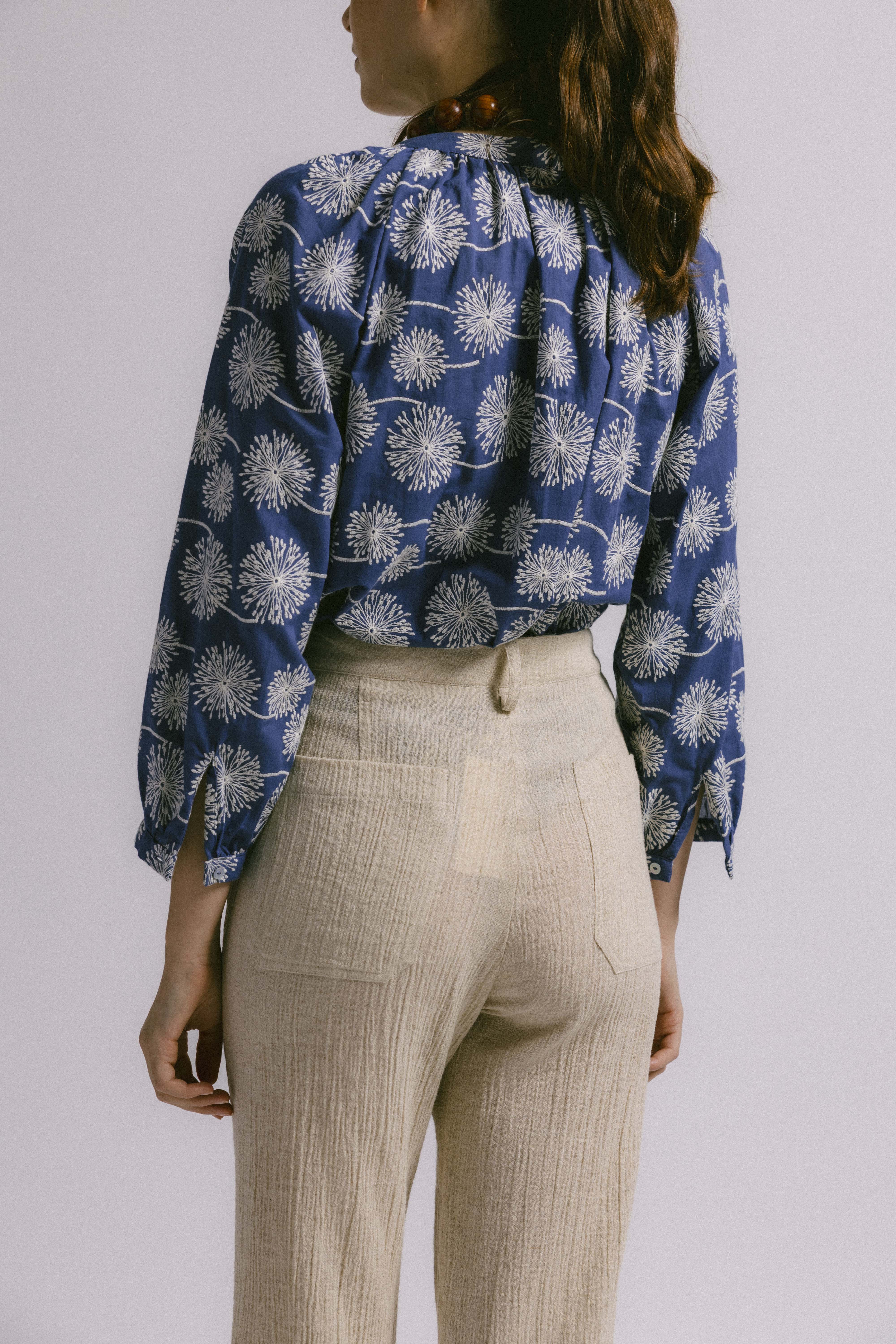 Blusa oca bordada azul