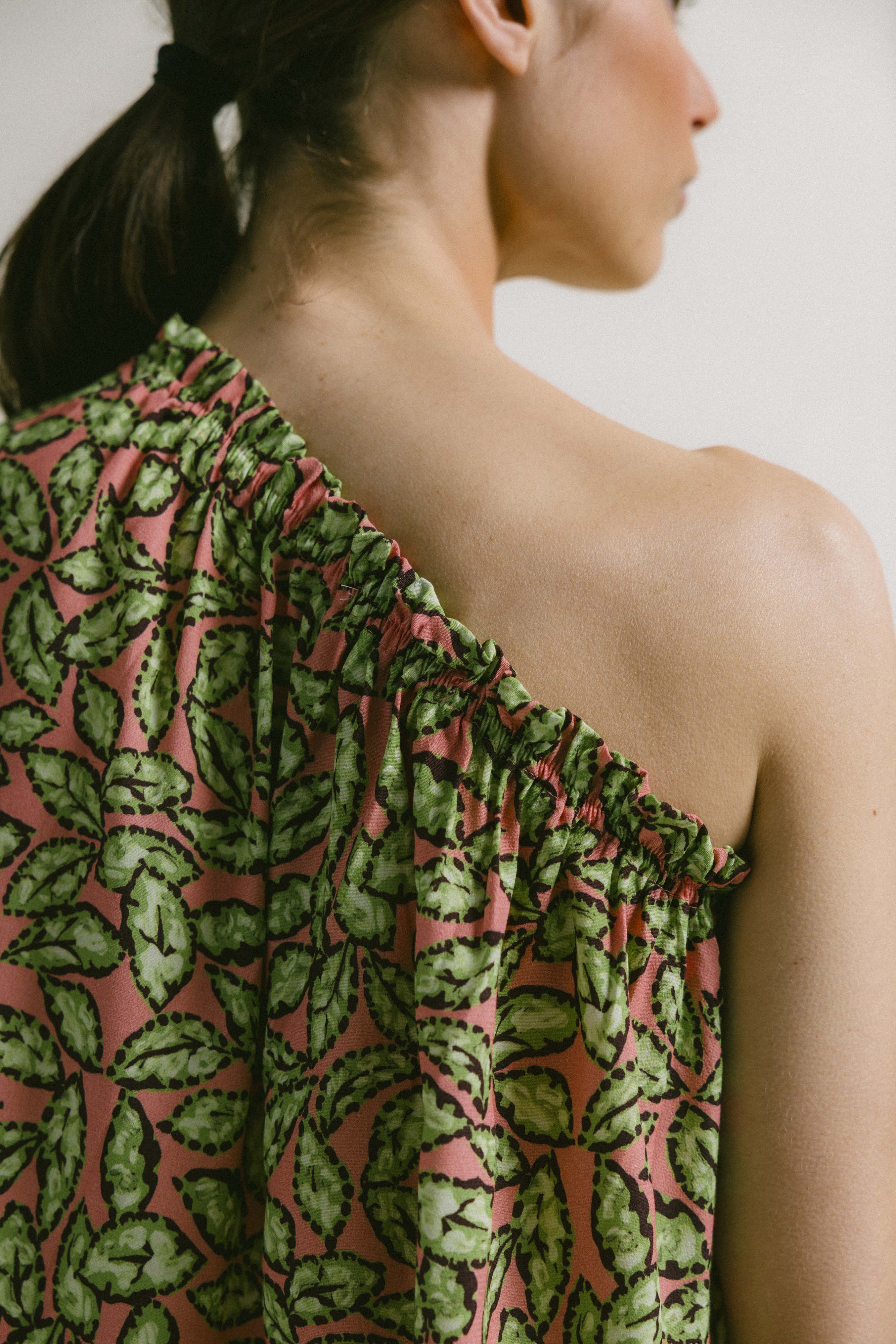 Blusa LEON asimétrica HOJAS VERDES