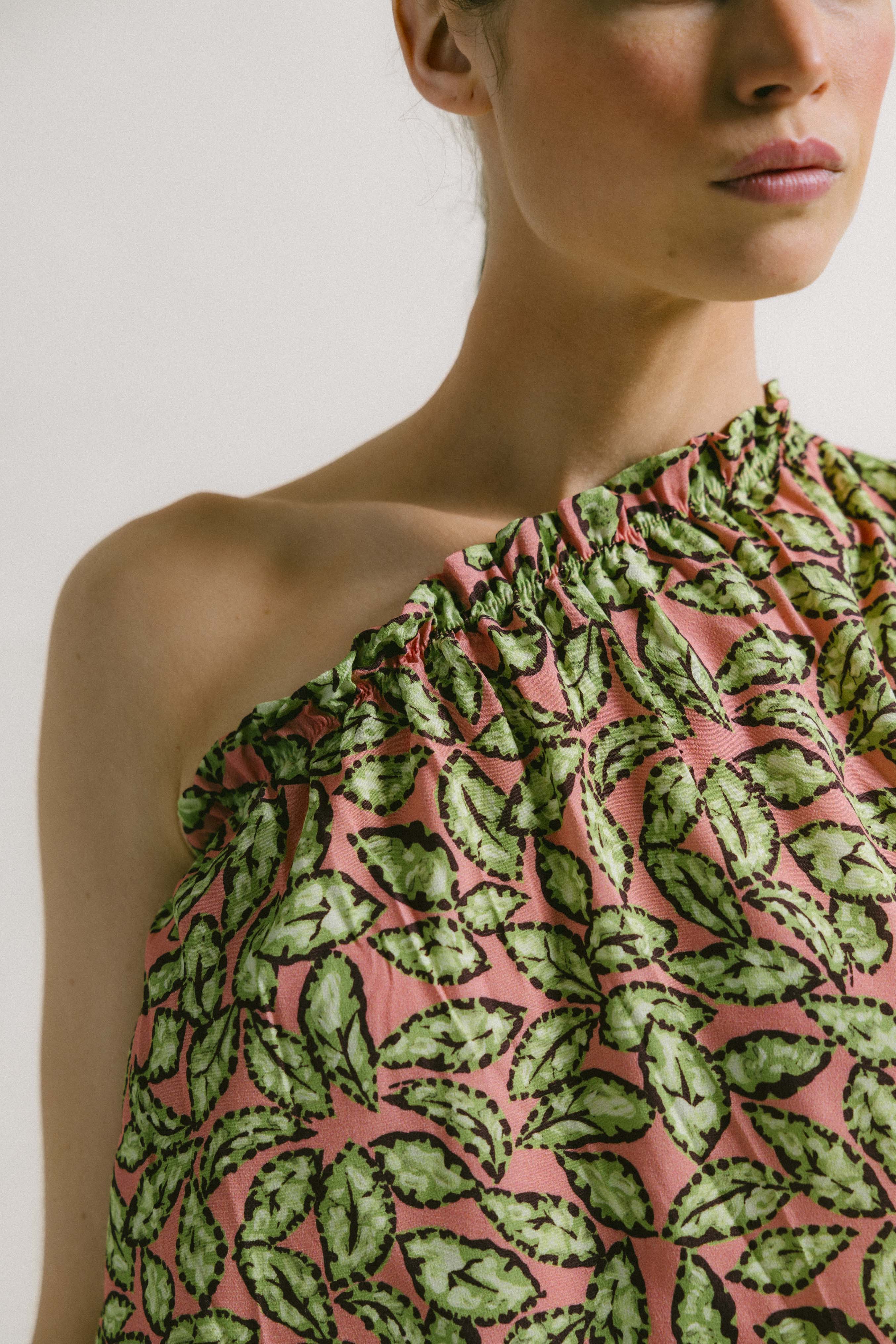 Blusa LEON asimétrica HOJAS VERDES