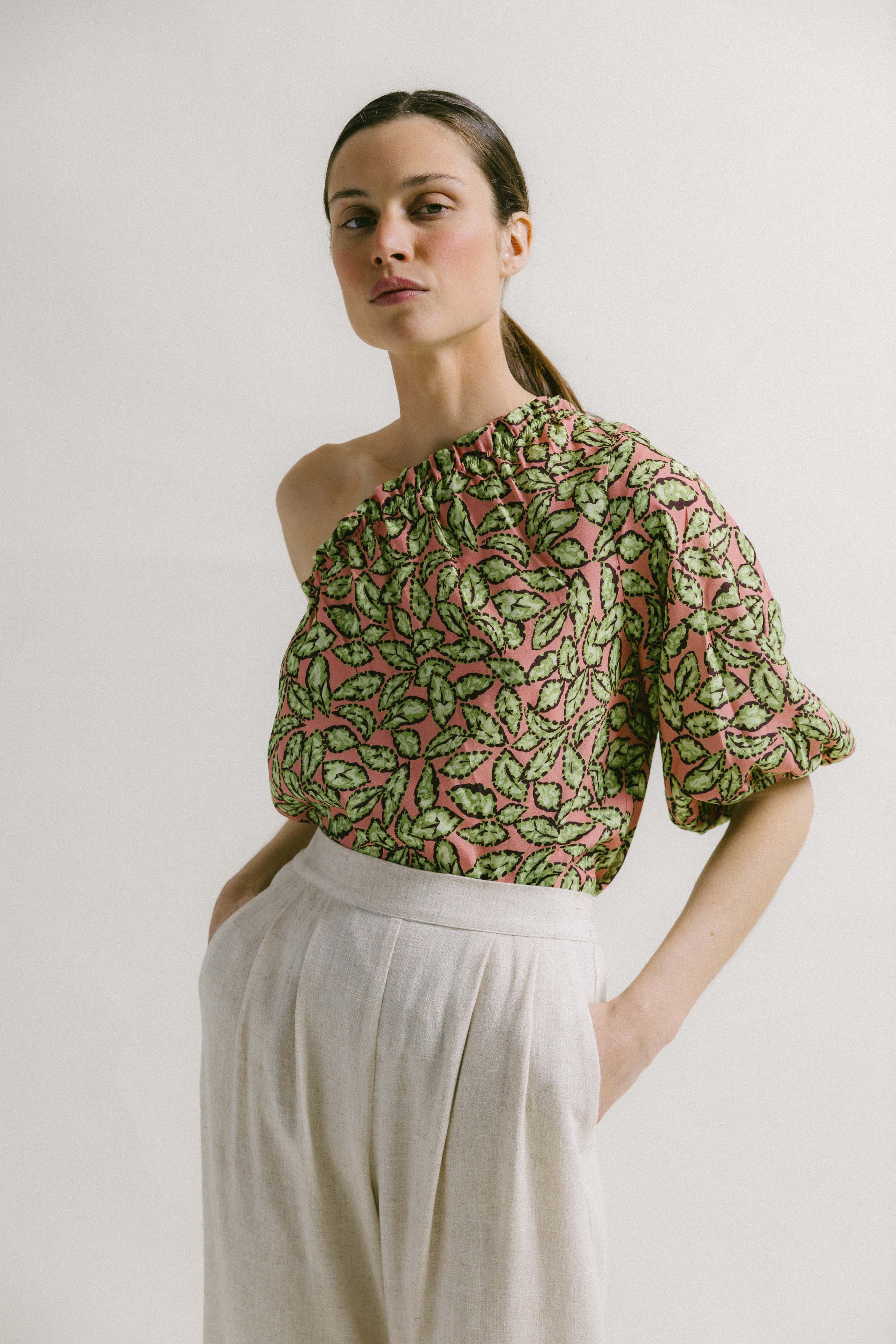 Blusa LEON asimétrica HOJAS VERDES