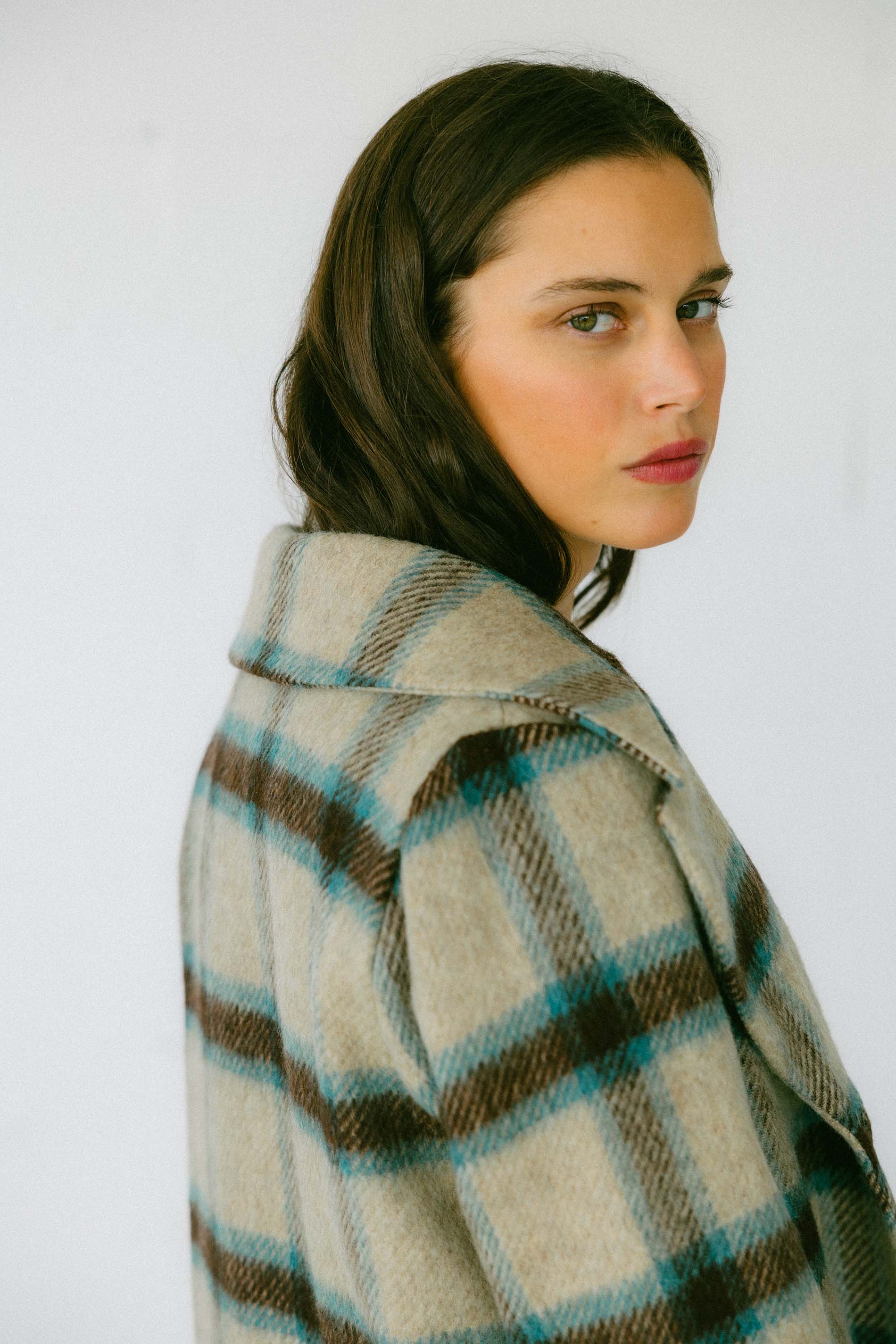 ABRIGO LANA DAKOTA CUADROS agua y crudo