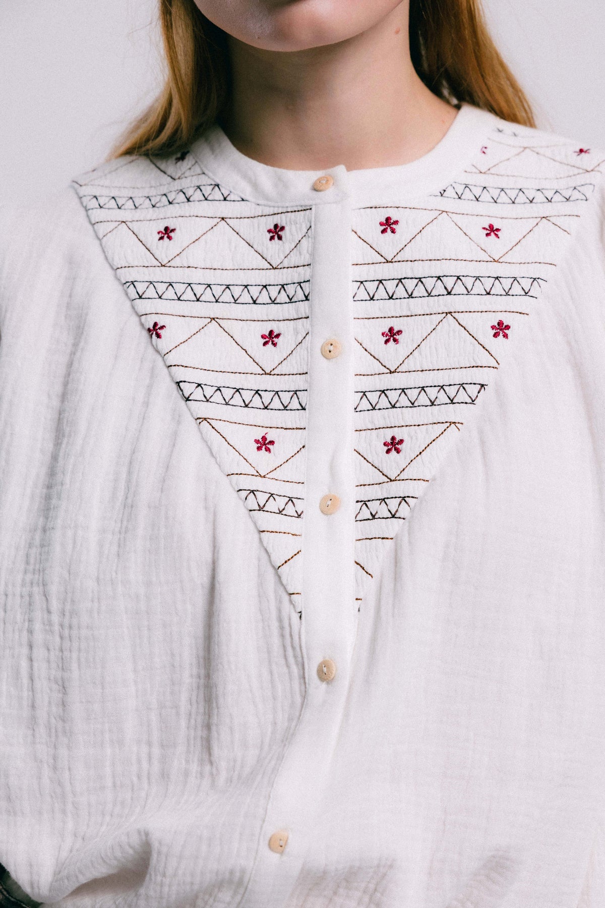 Blusa blanca VOL bordada