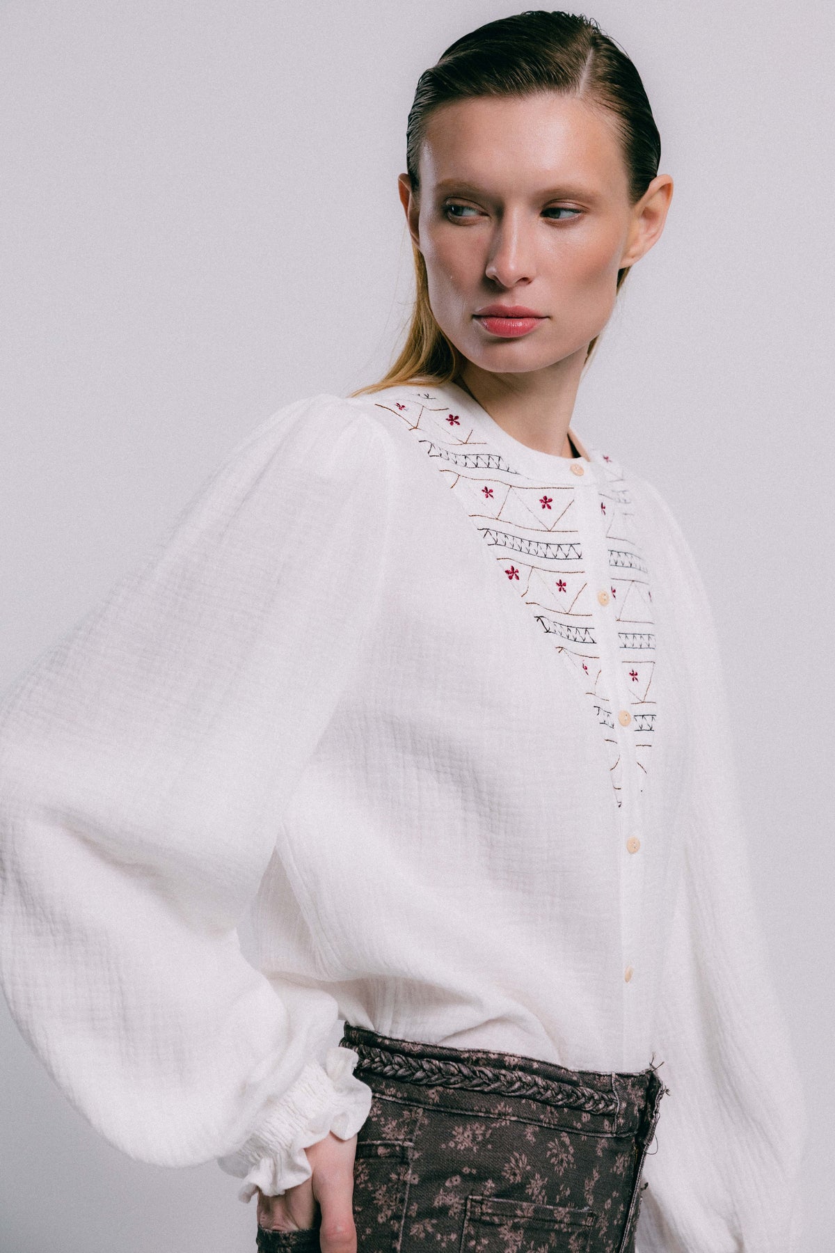 Blusa blanca VOL bordada