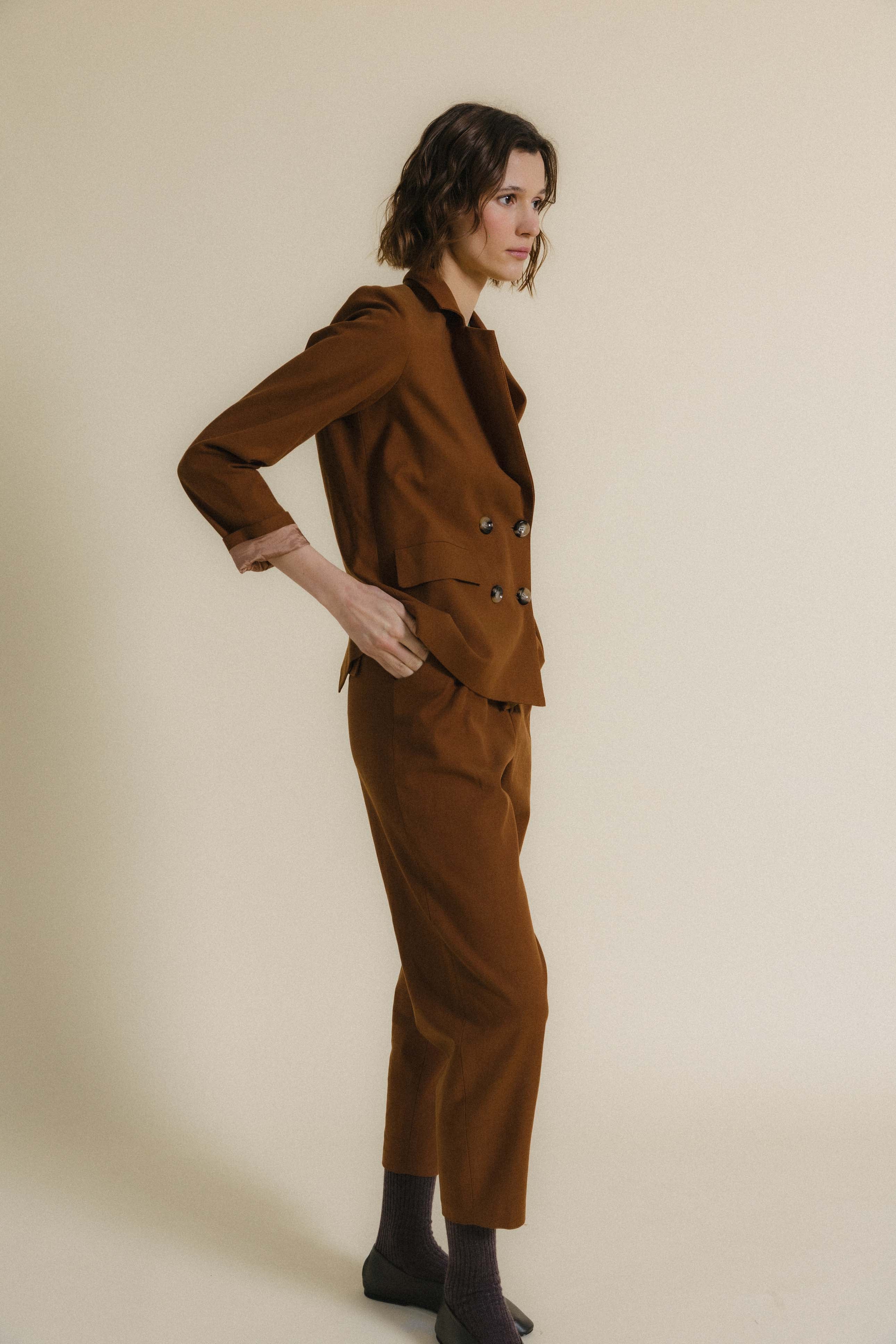 TRAJE TURIN TIERRA