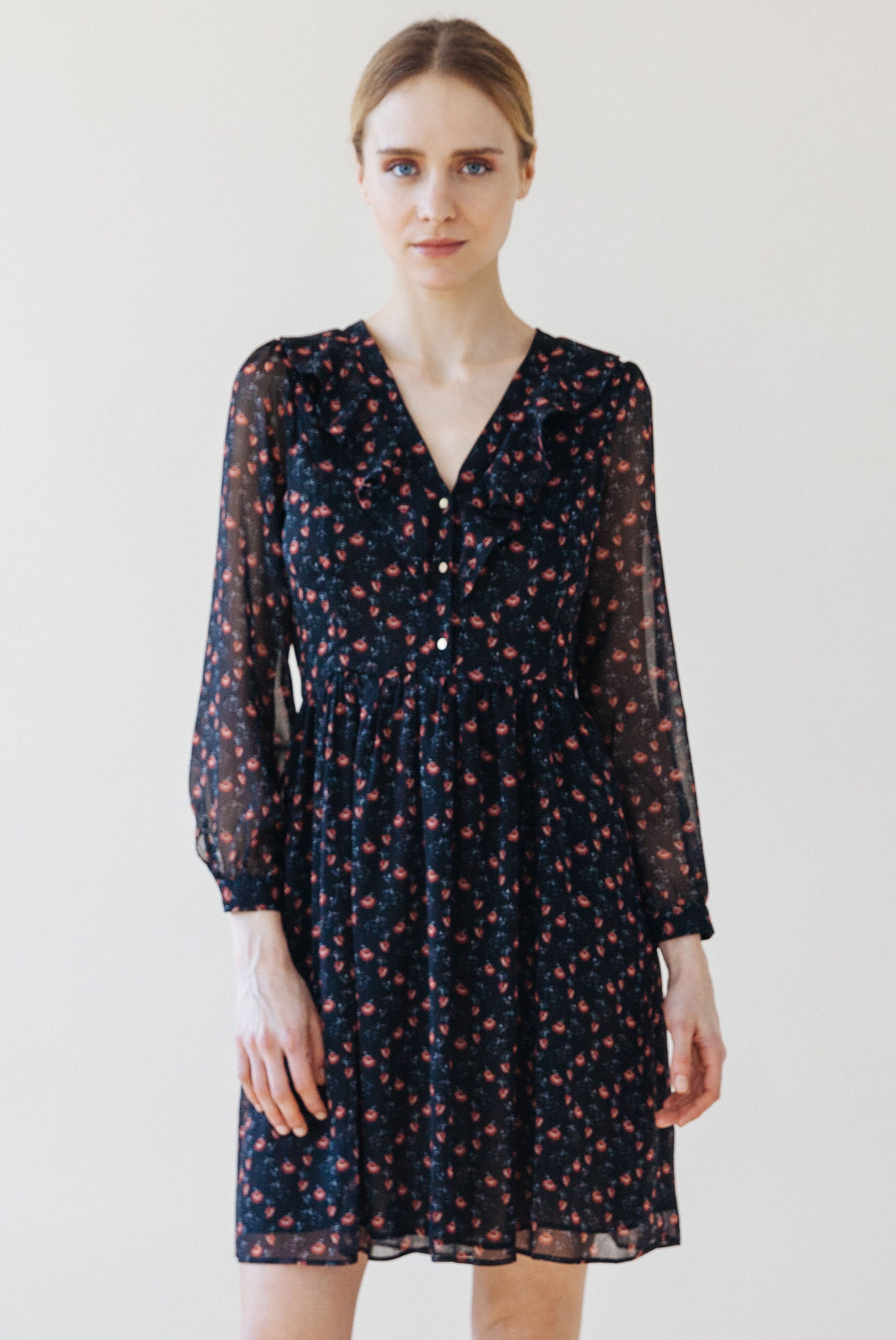 Vestido negro con estampado floral rojo