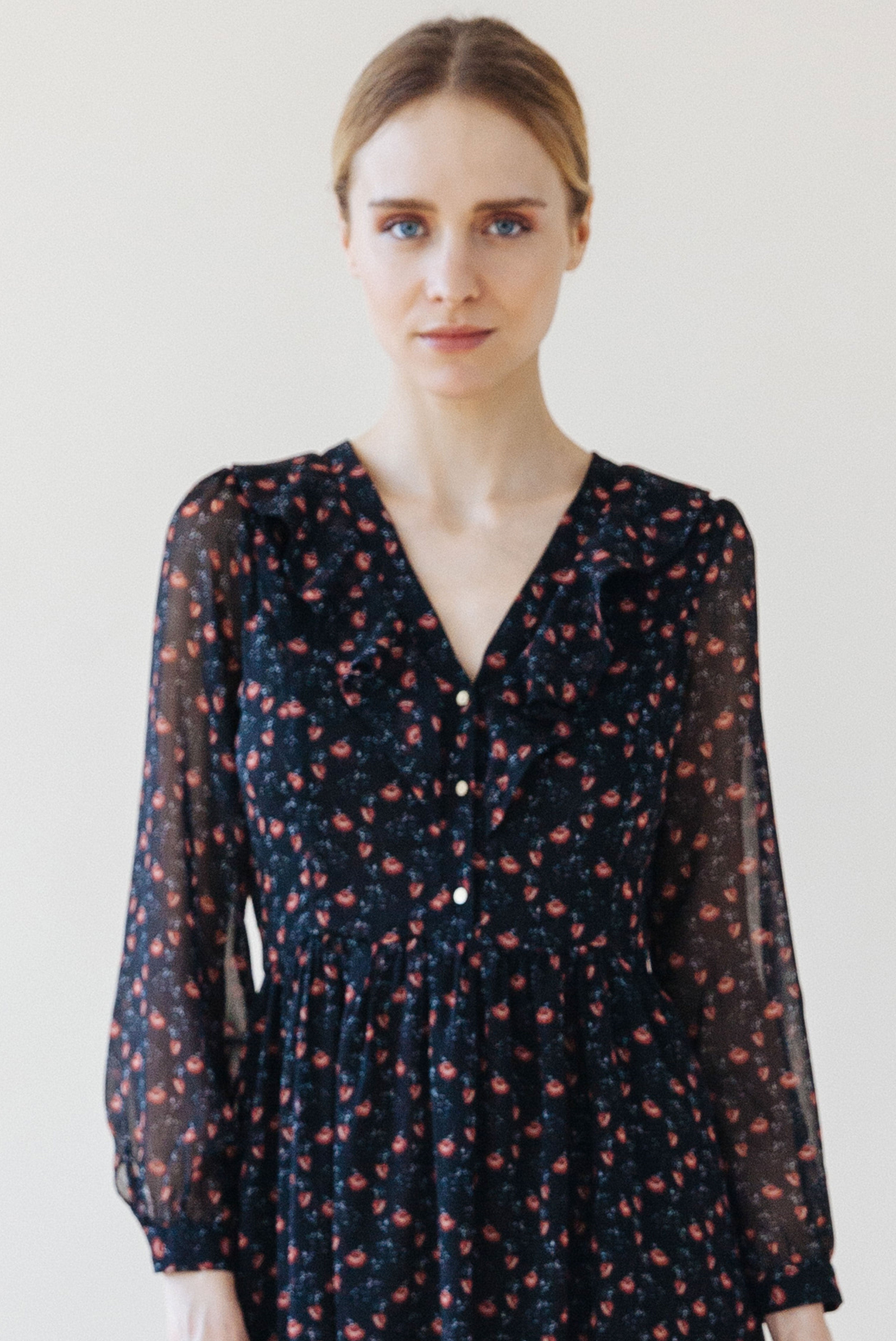 Vestido negro con estampado floral rojo