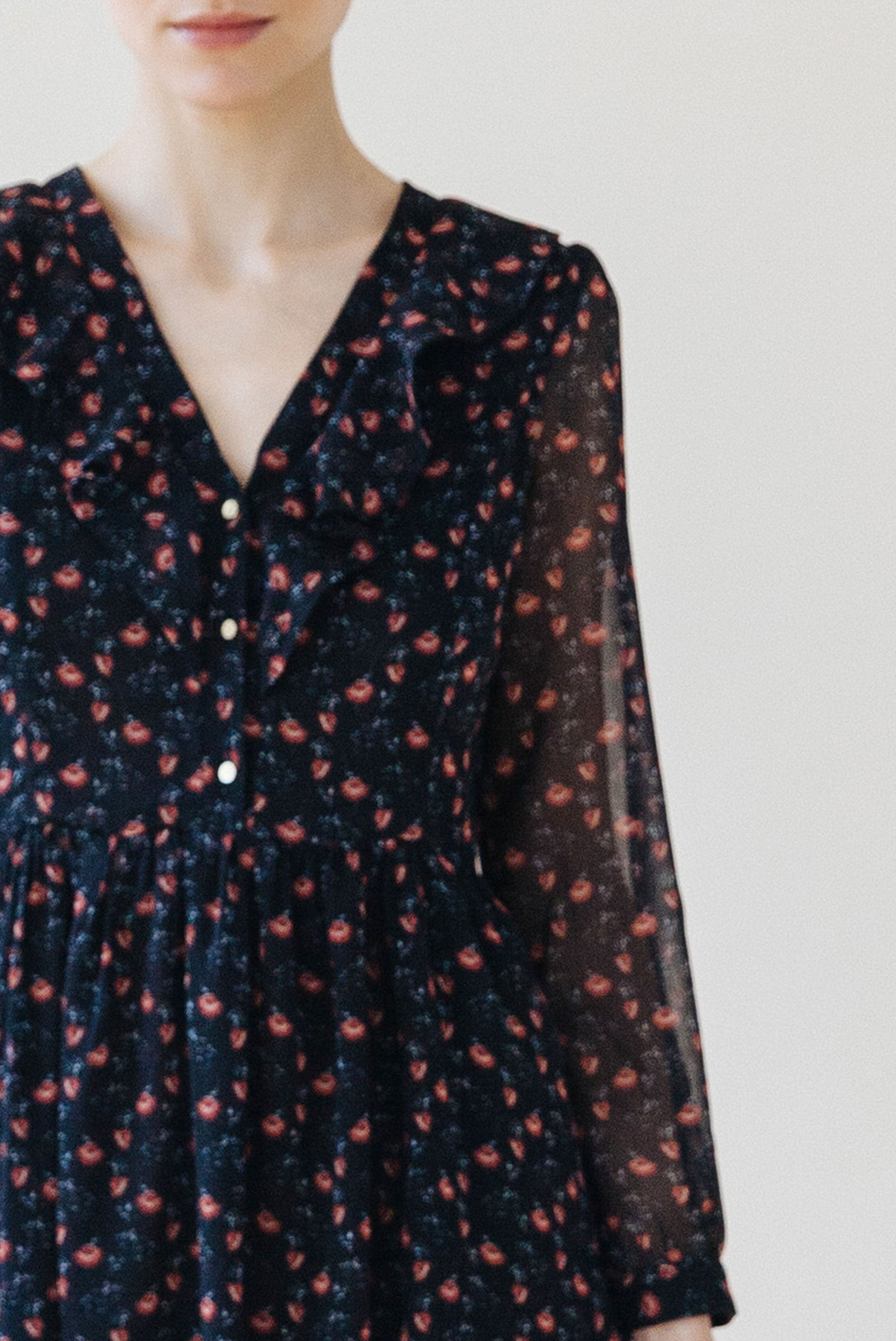 Vestido negro con estampado floral rojo