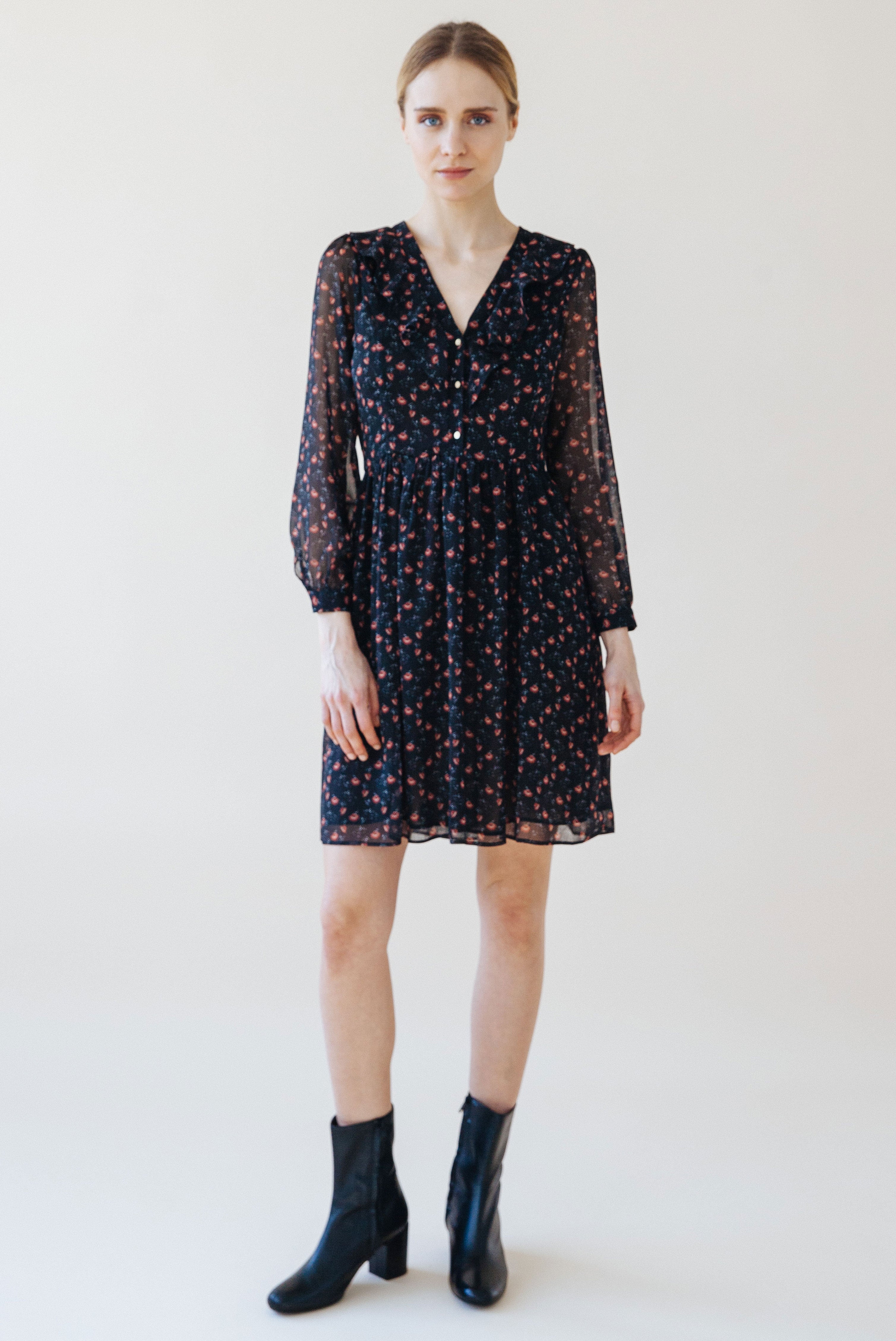 Vestido negro con estampado floral rojo