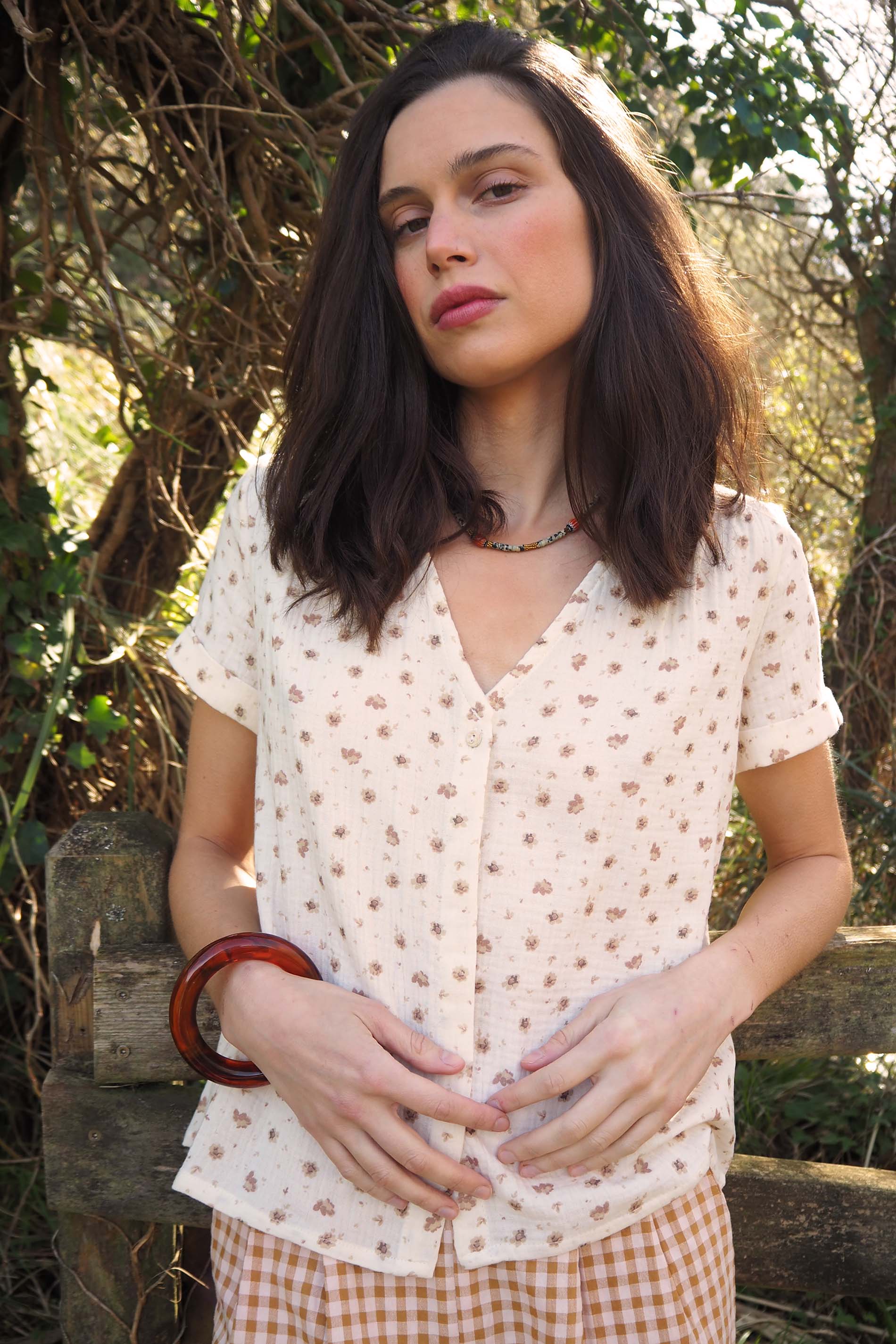 Blusa algodón orgánico flor beige BURNI