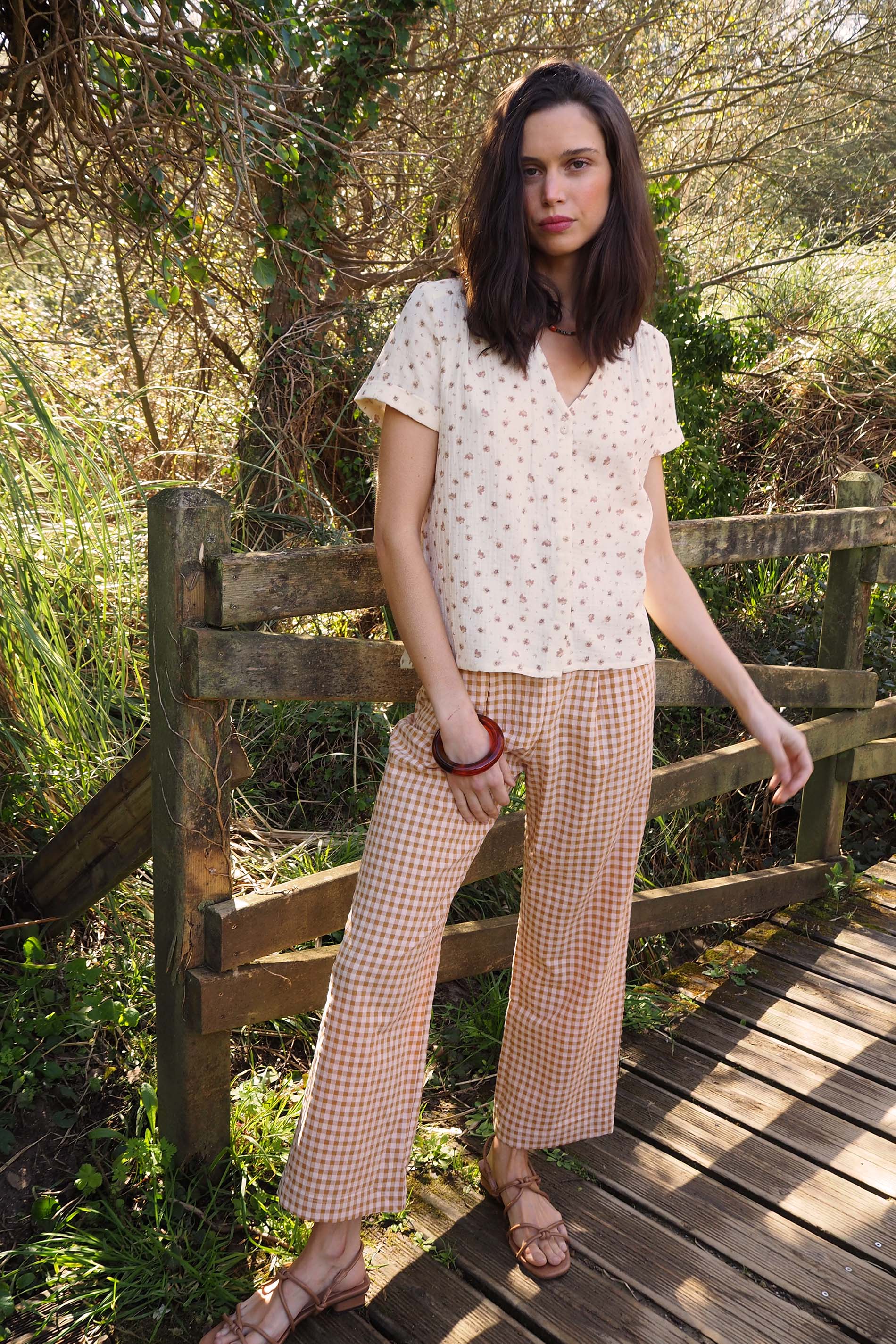 Blusa algodón orgánico flor beige BURNI