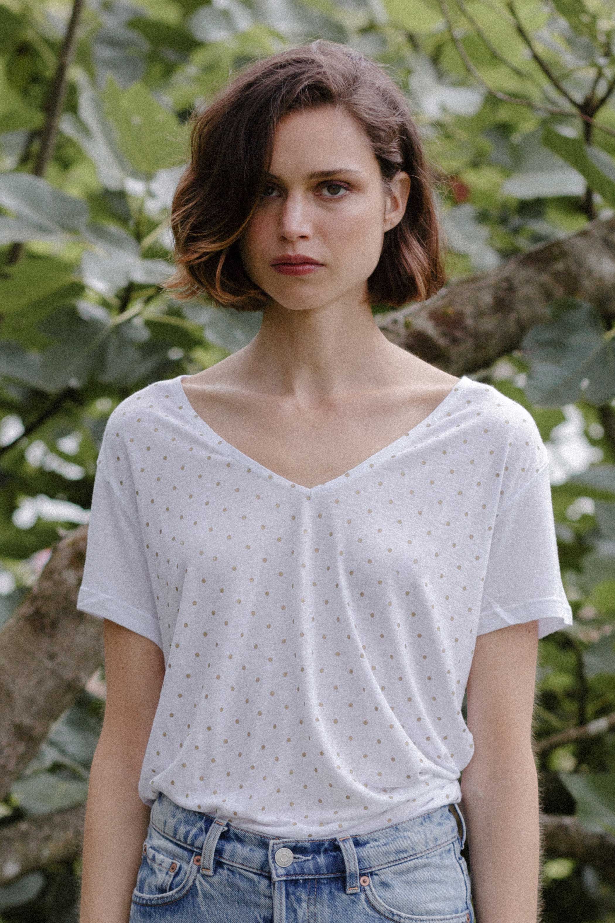 White t-shirt heart in gold glitter