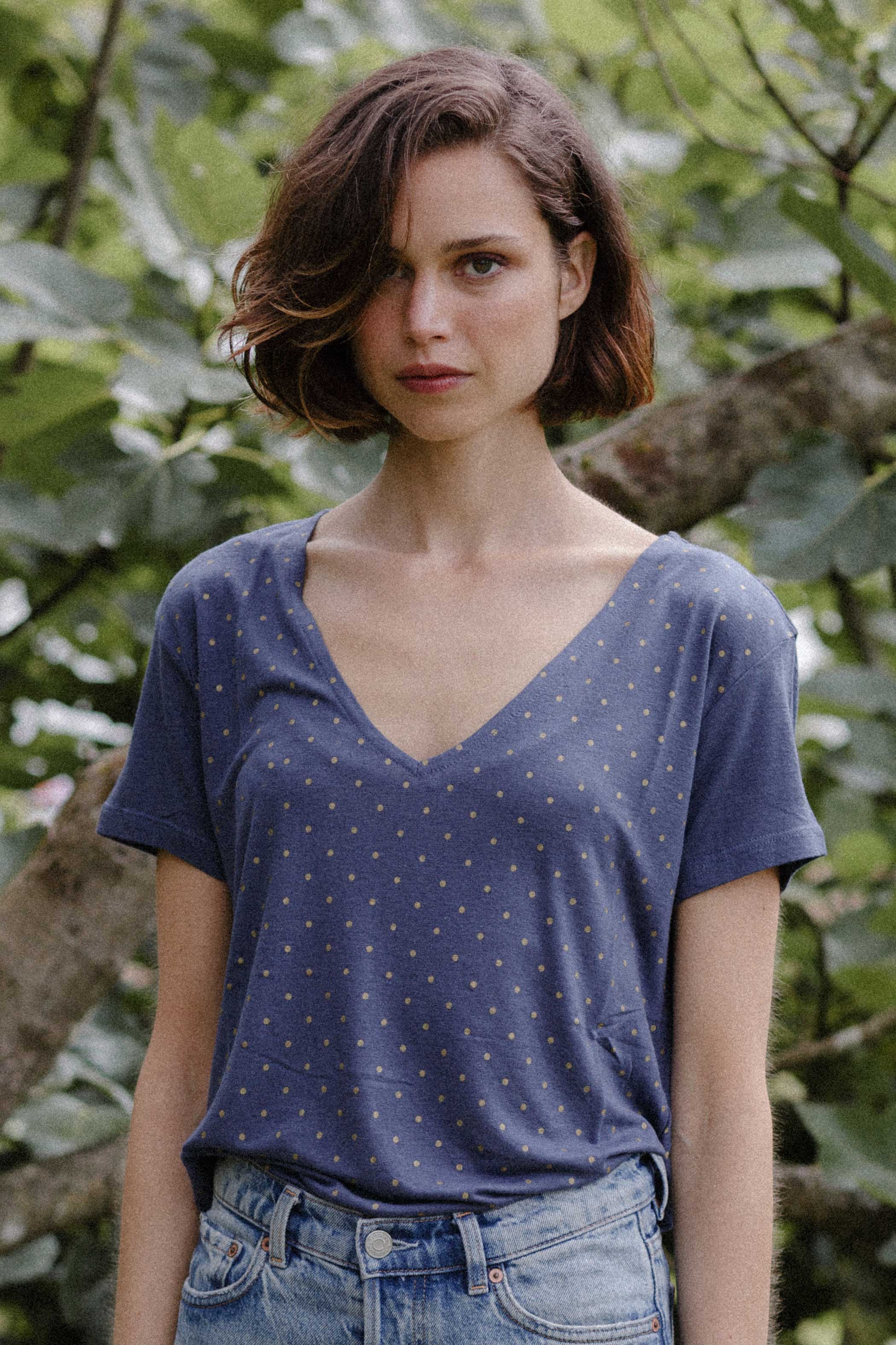 Blue short-sleeved T-shirt with golden flecks