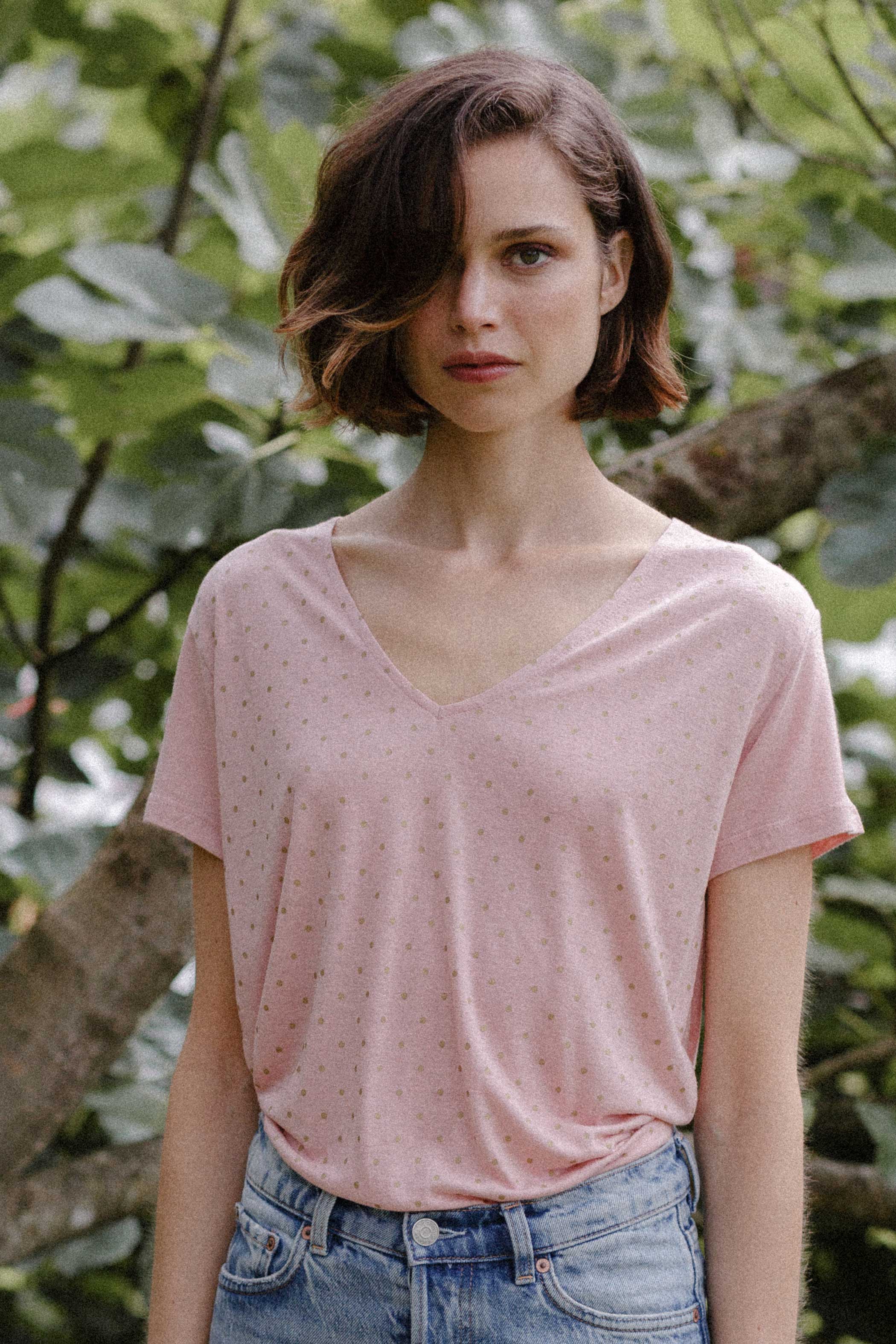 Pink short-sleeved T-shirt with golden flecks