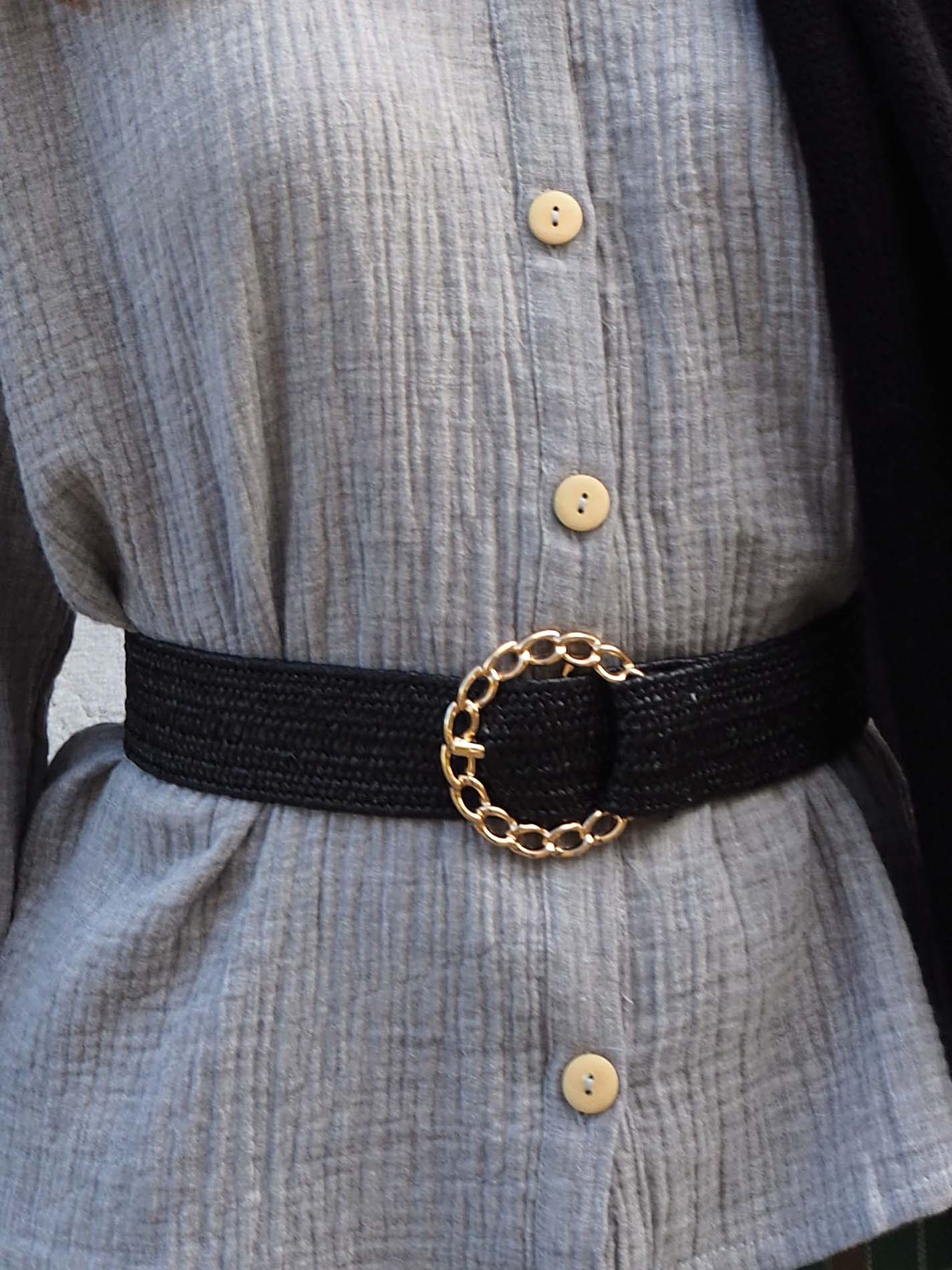 Ceinture noire avec boucle dorée