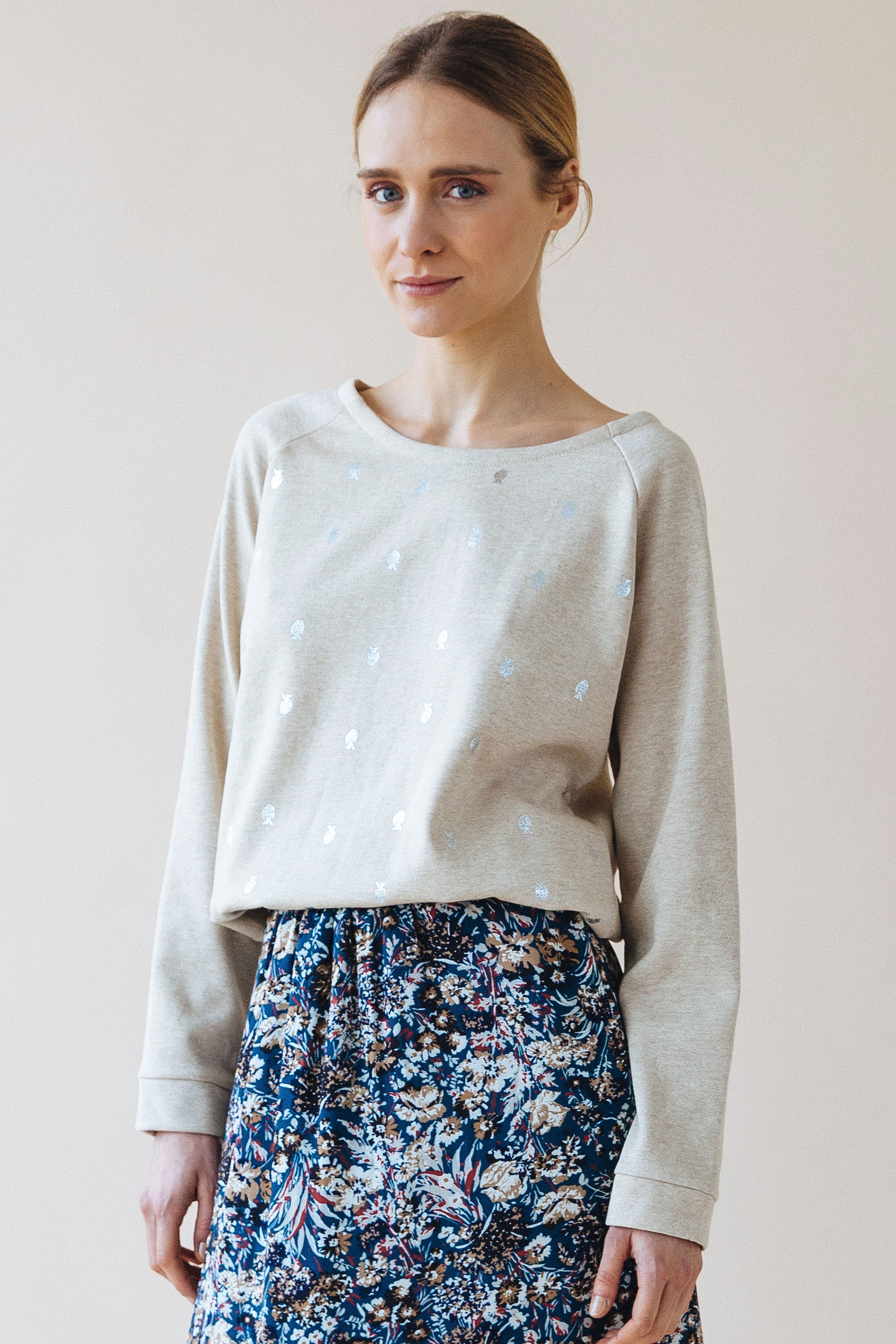 Sudadera beige fresas plata