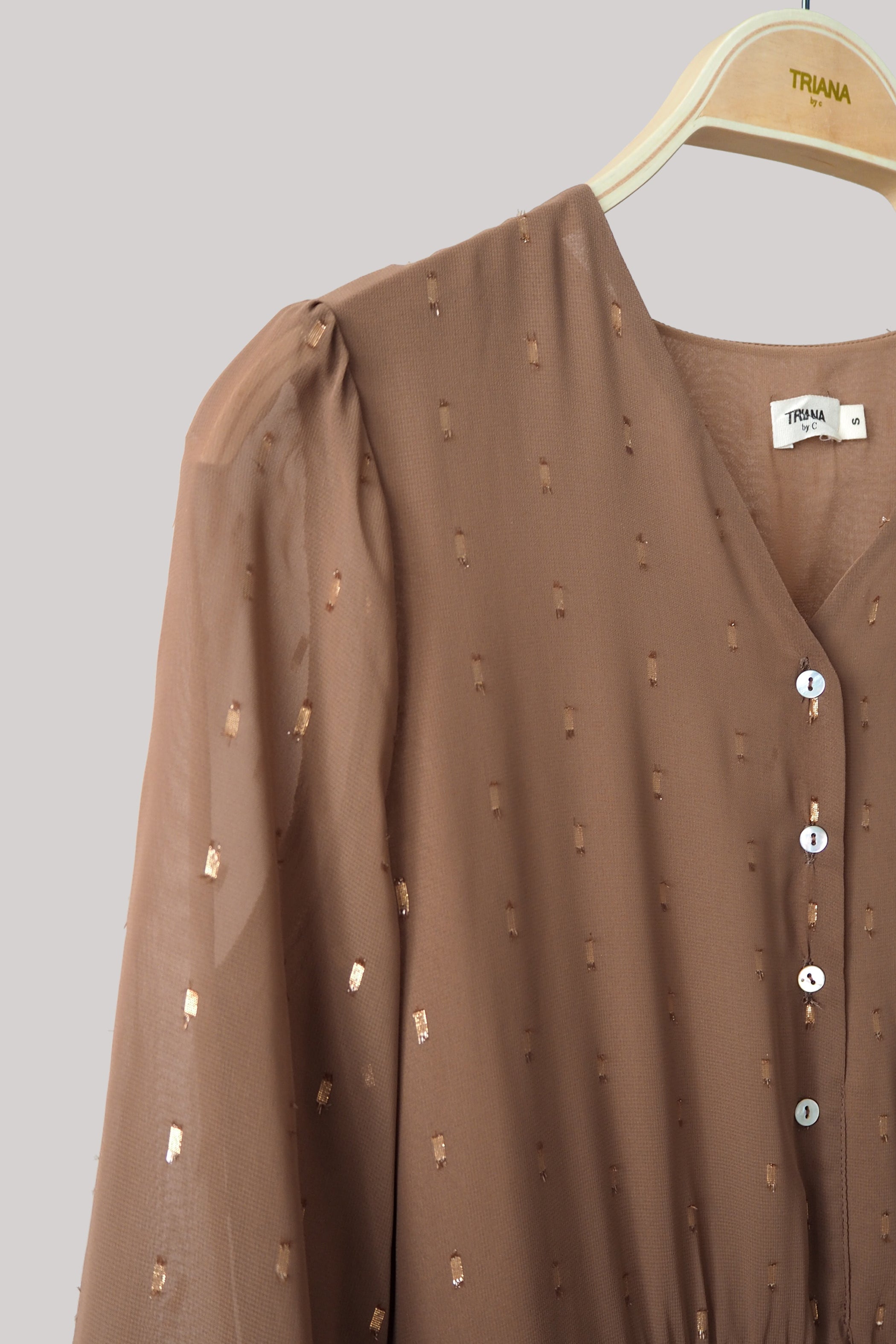 Vestido escote pico botonadura topo glitter dorado