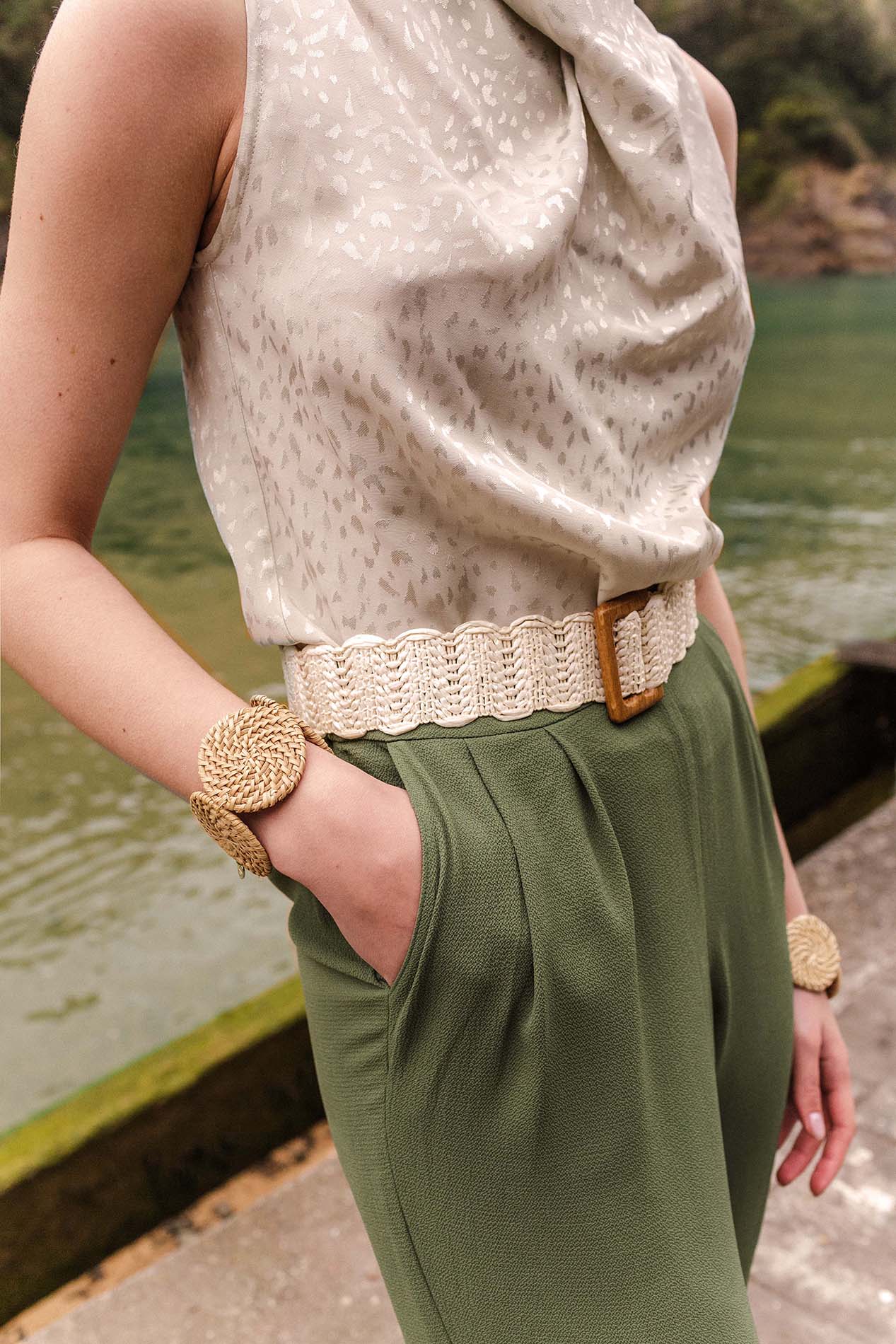 Ceinture en raphia blanc avec boucle en bois